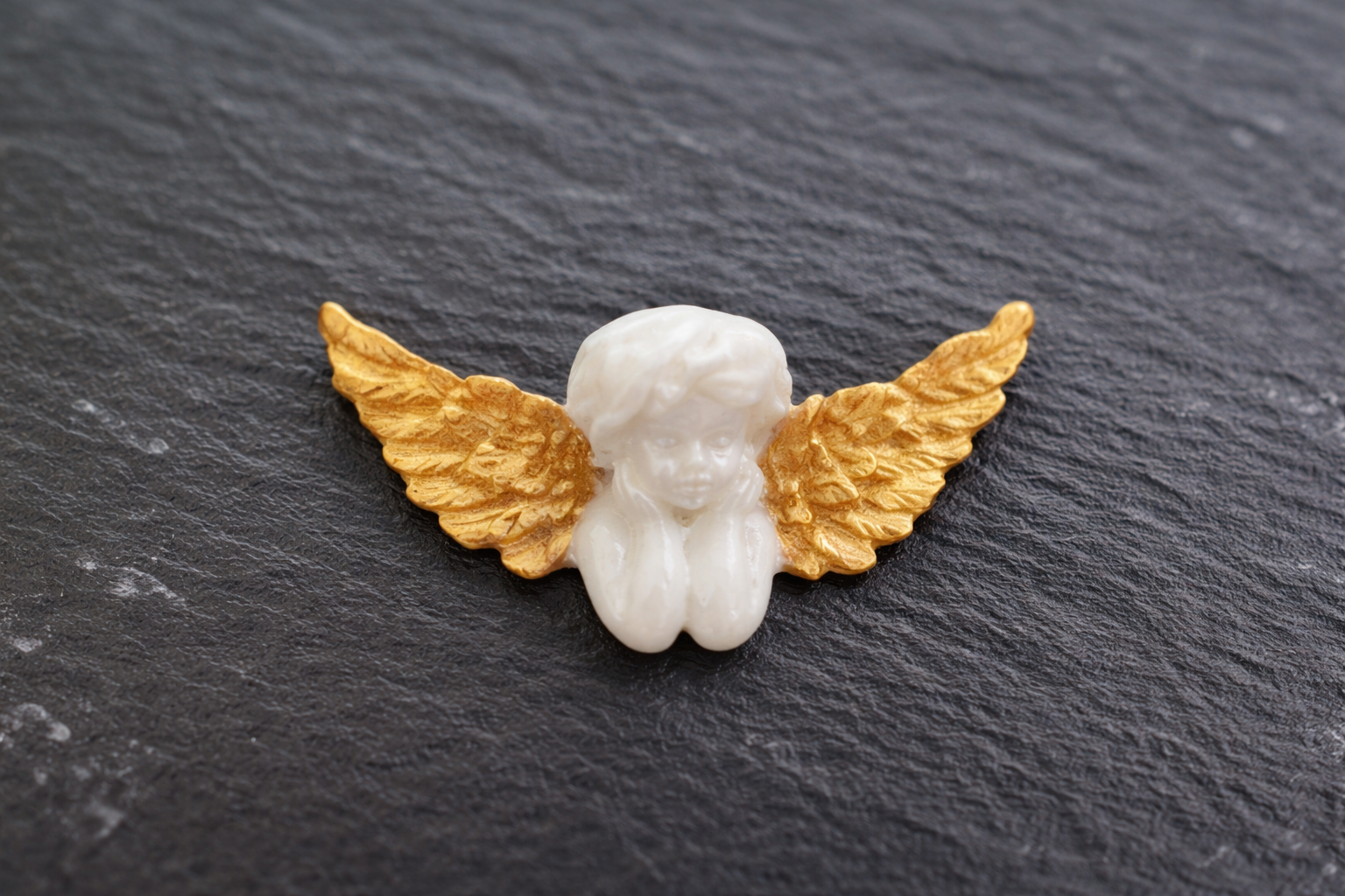 Zuckerdekoration Engel – handgefertigte Tortendeko aus Fondant (ca. 2,5 × 5,5 cm)