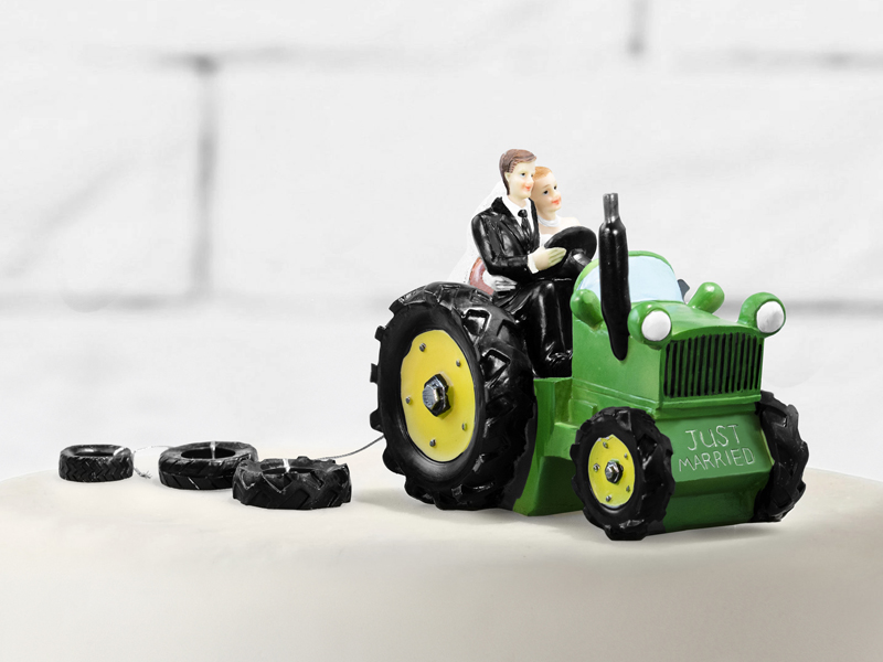 Brautpaar fährt mit Traktor