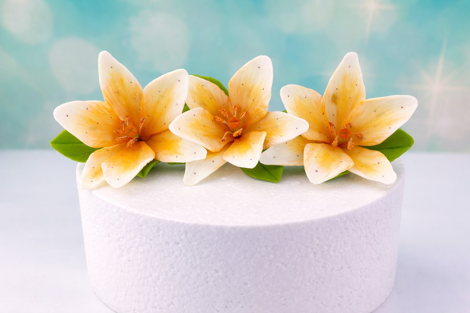 Essbares Zuckerblumen Set Lilien – 3 Stück in zarten Orangetönen aus Feinzucker (R422)