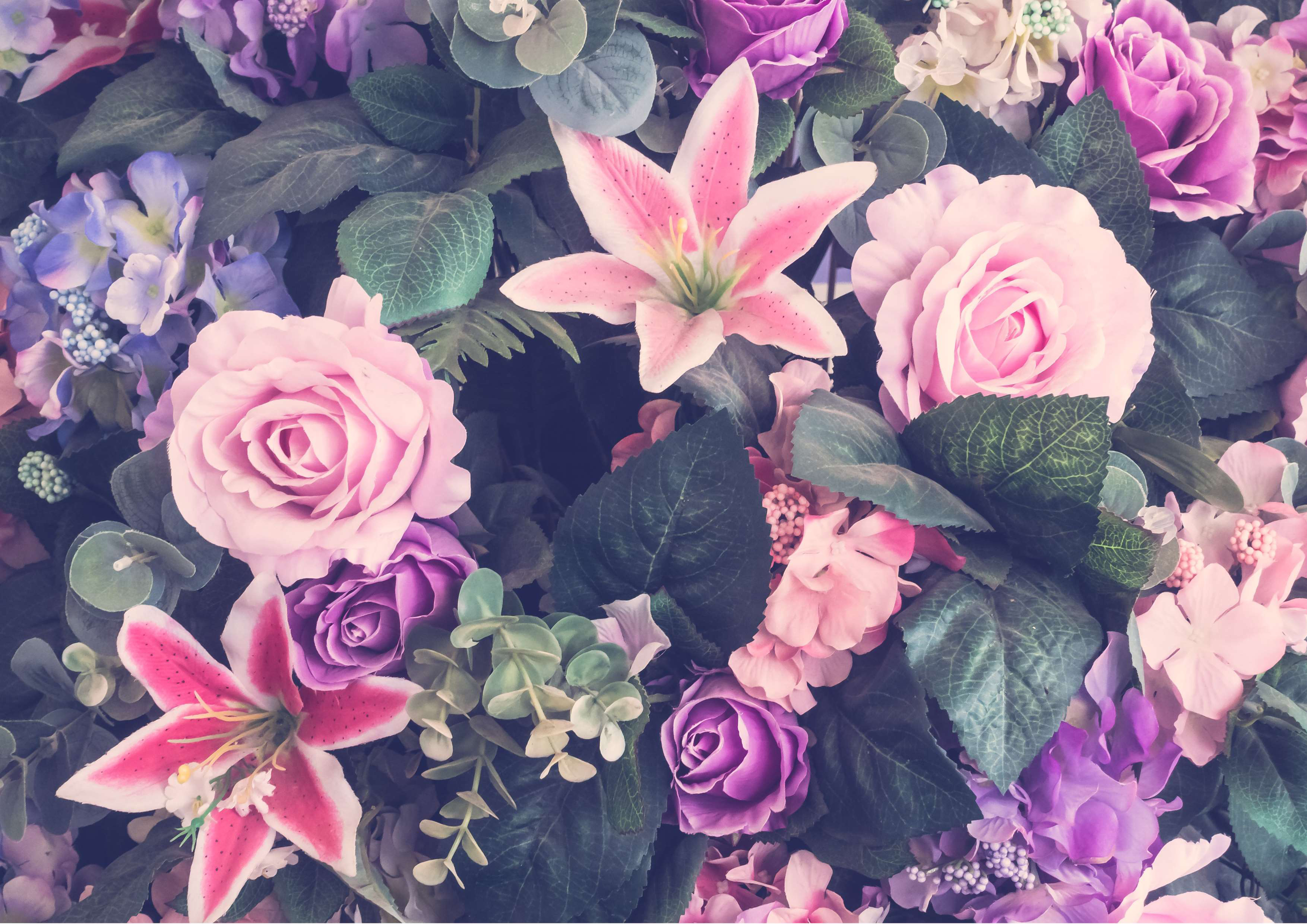 Deko Fondant Rosen und Lilien – Rosa Blüten auf Dunkelblau