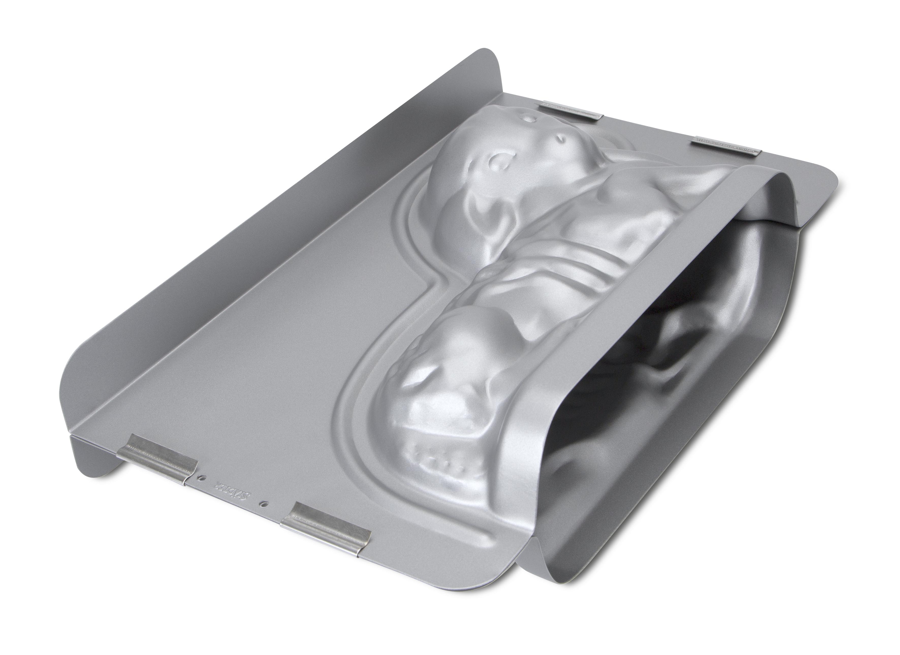 Osterlamm 3D Backform aus Metall beim Einfüllen von Rührteig vor dem Backen zu Ostern