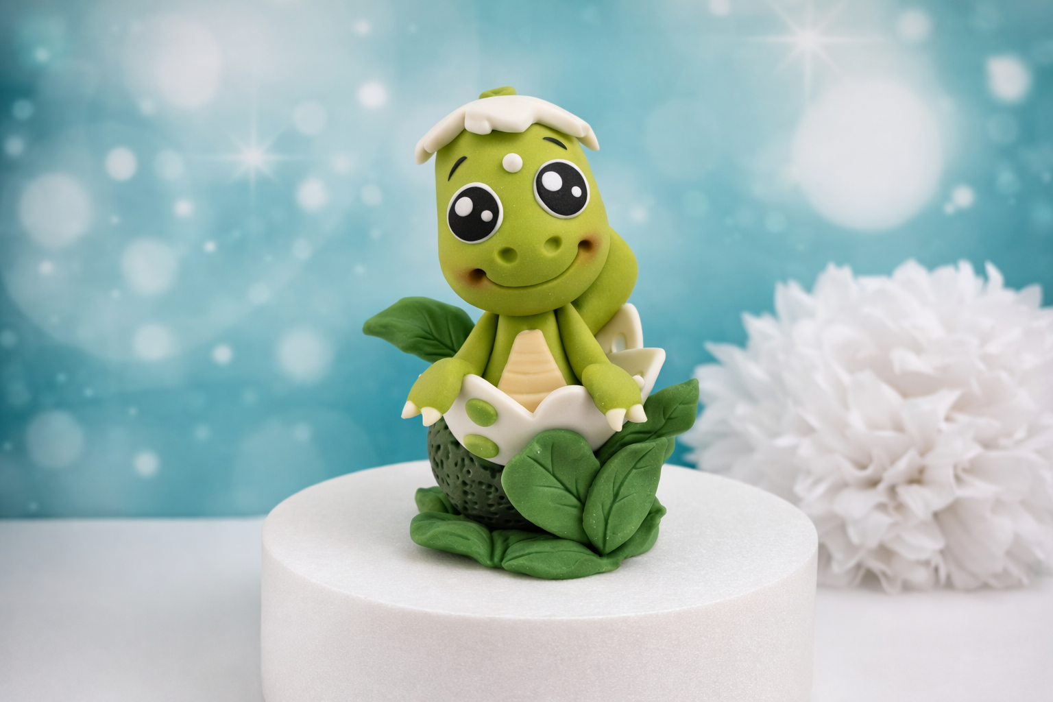 🦖 Tortenfigur Topper Dino im Blütenei – handmodelliert