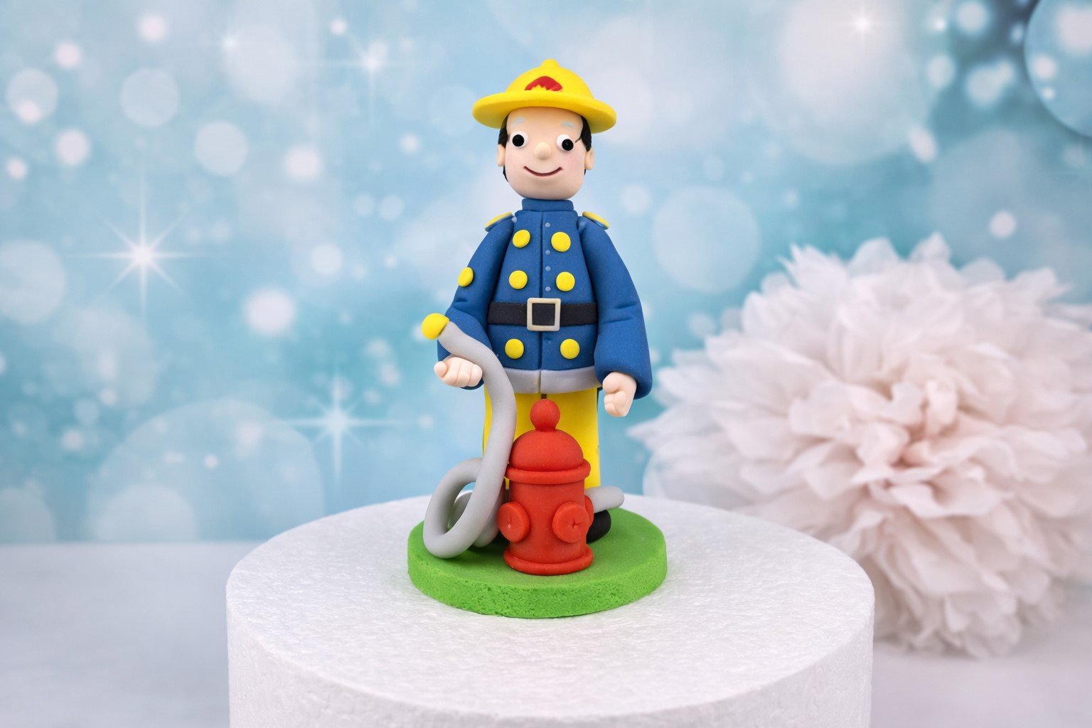 Tortenfigur Feuerwehrmann XXL – handgefertigte Zuckerdeko