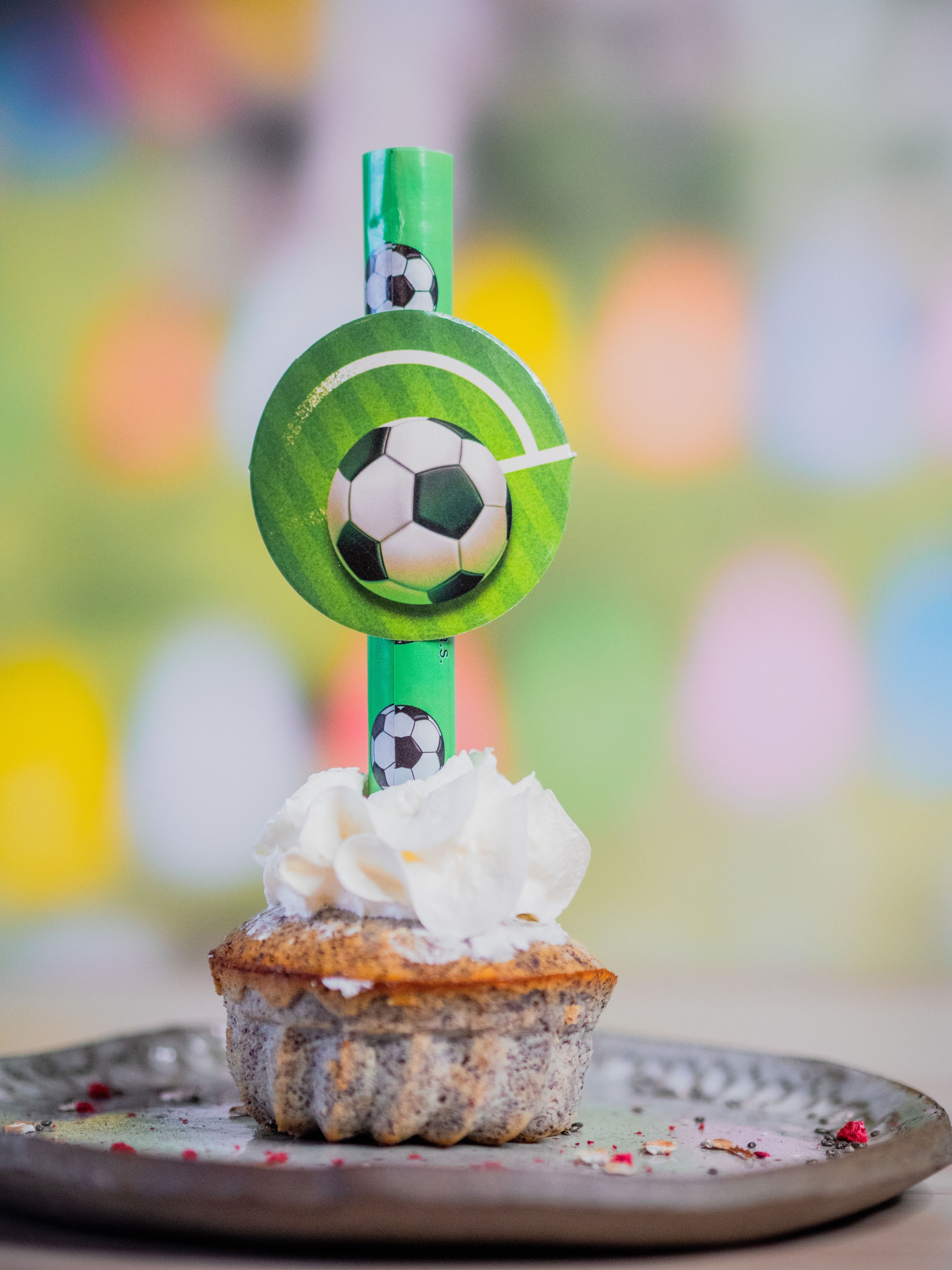 Partyfontäne Fußball Look – 1 Stück | Tortenfontäne mit Fußball-Design