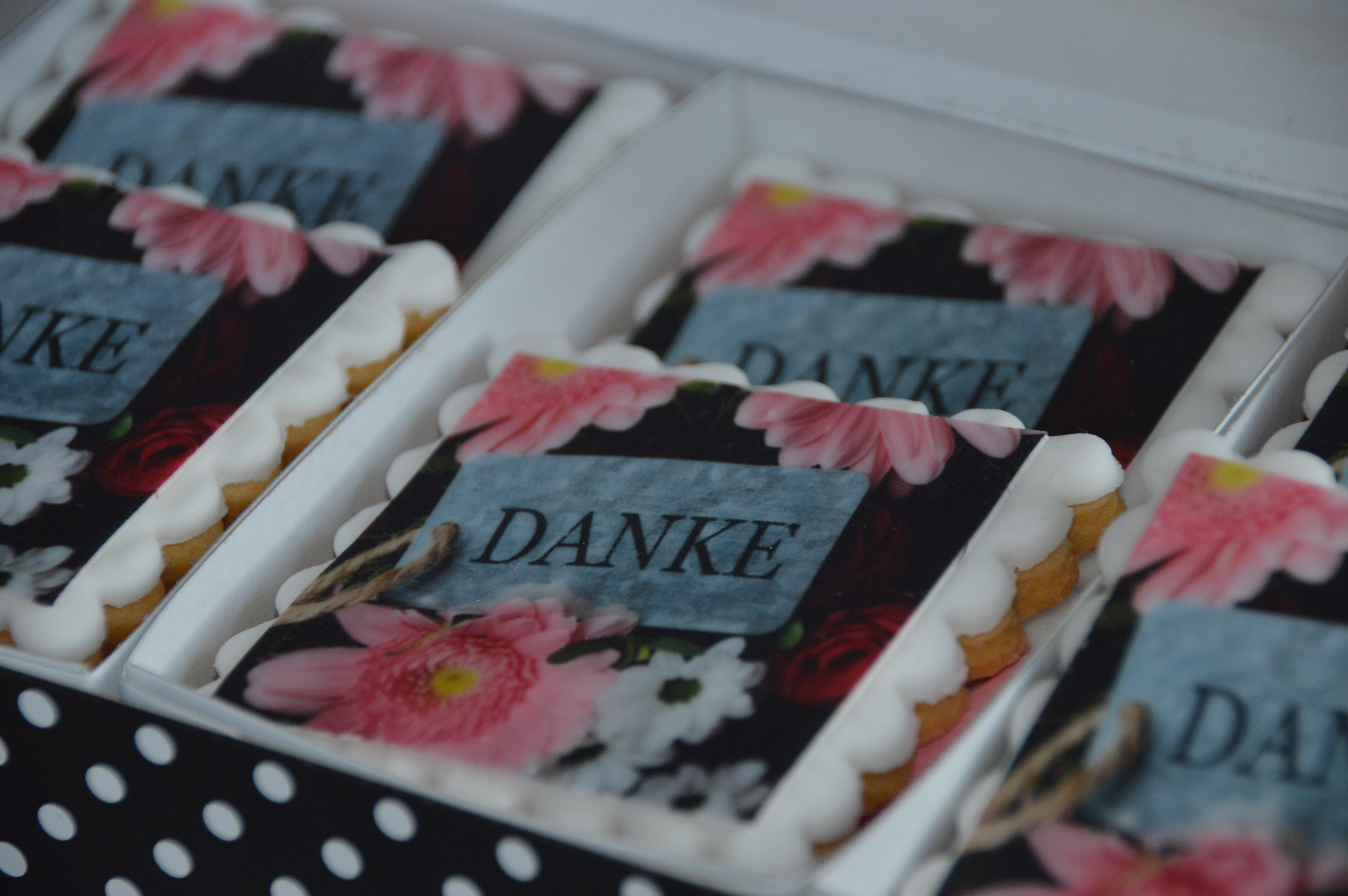 Kekse - Quadrate mit Dankesaufschrift in Schachtel