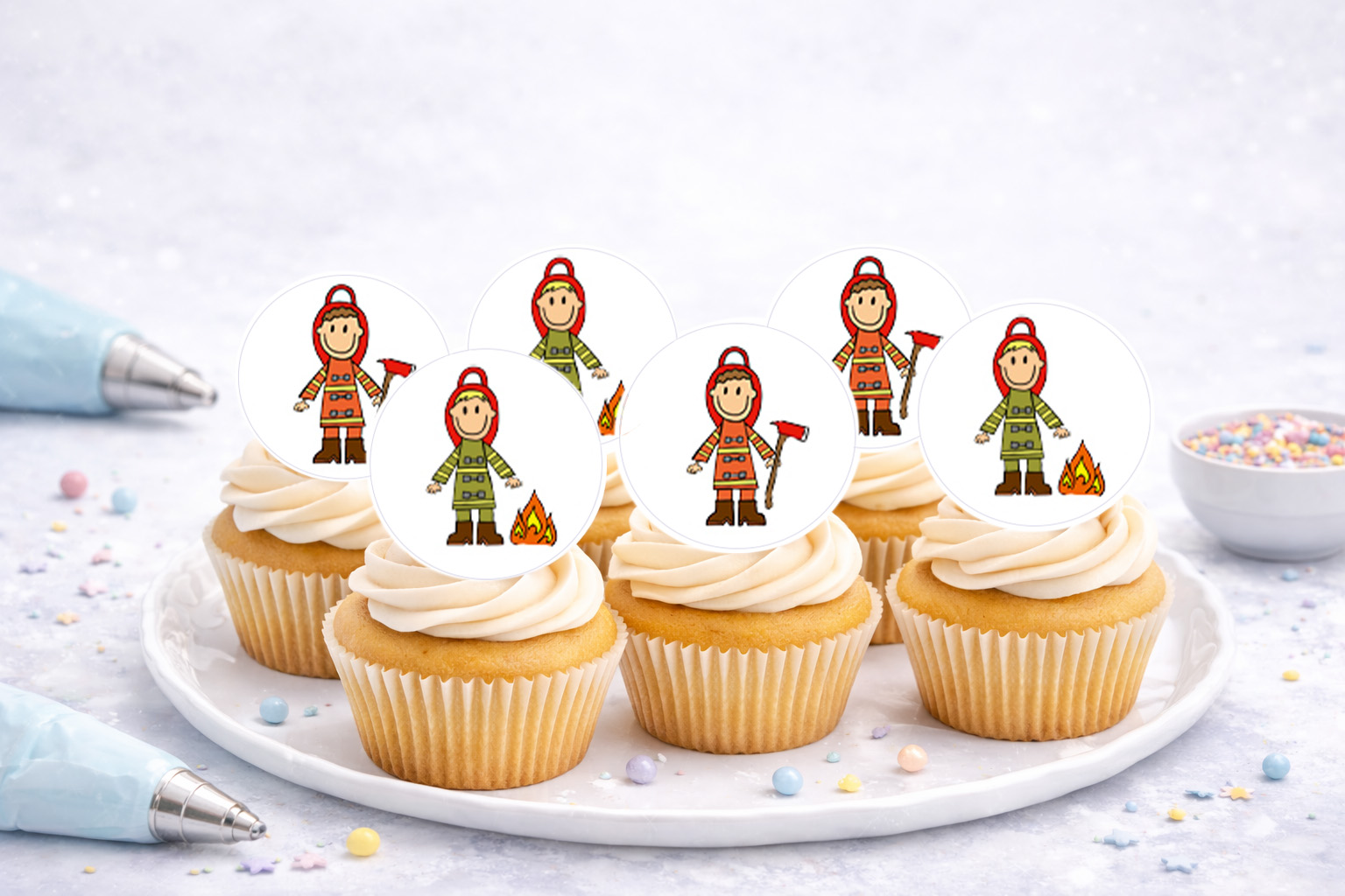 Anwendung: Essbare Muffinaufleger Feuerwehr ausschneiden und als Cupcake-Deko verwenden