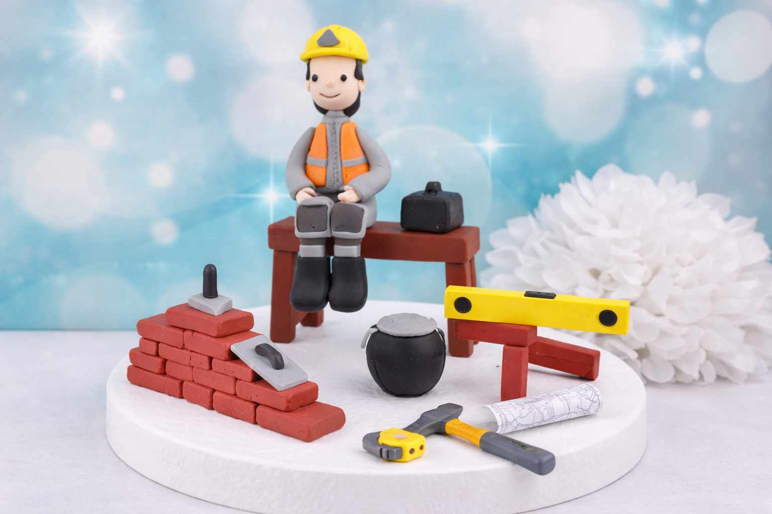 Tortenfigur Bauarbeiter mit Mauer – handgemachte Kuchenfigur aus Fondant