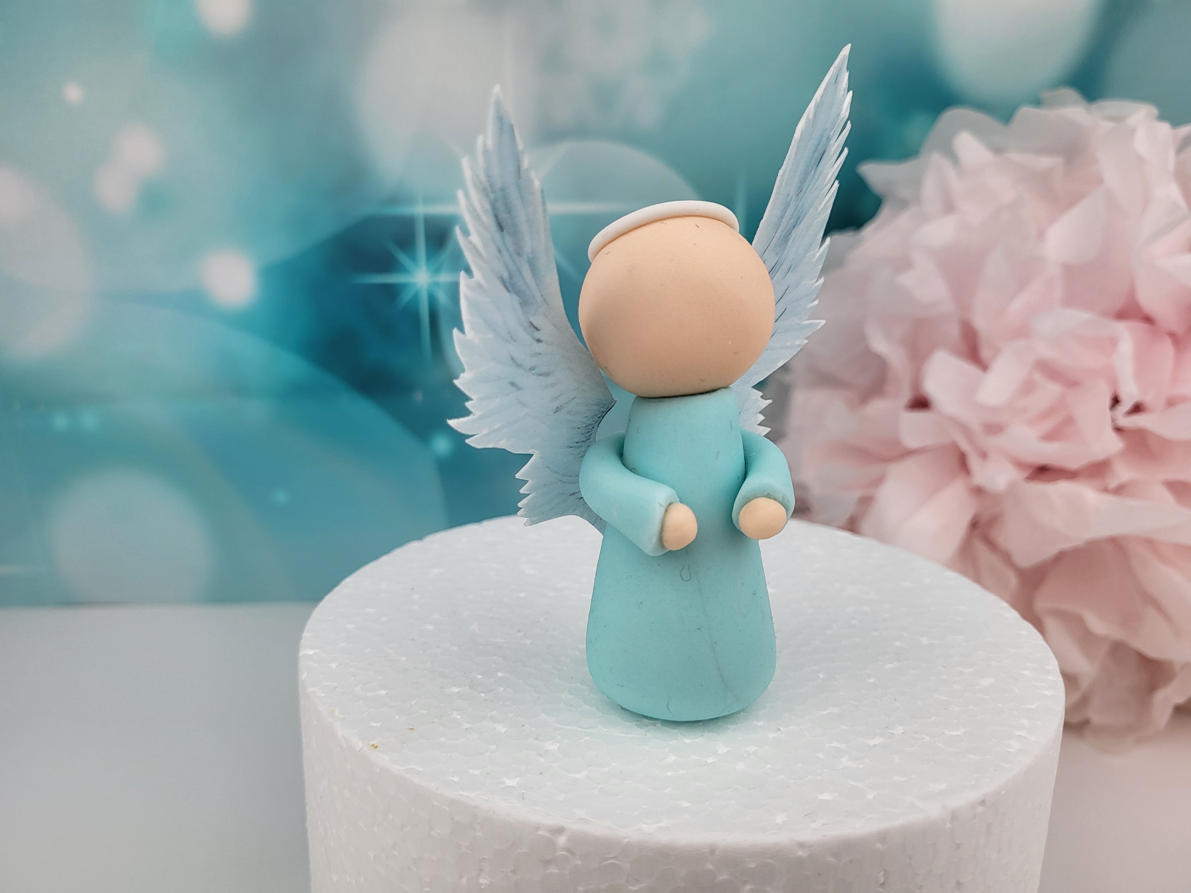 Engel hellblau handmodelliert