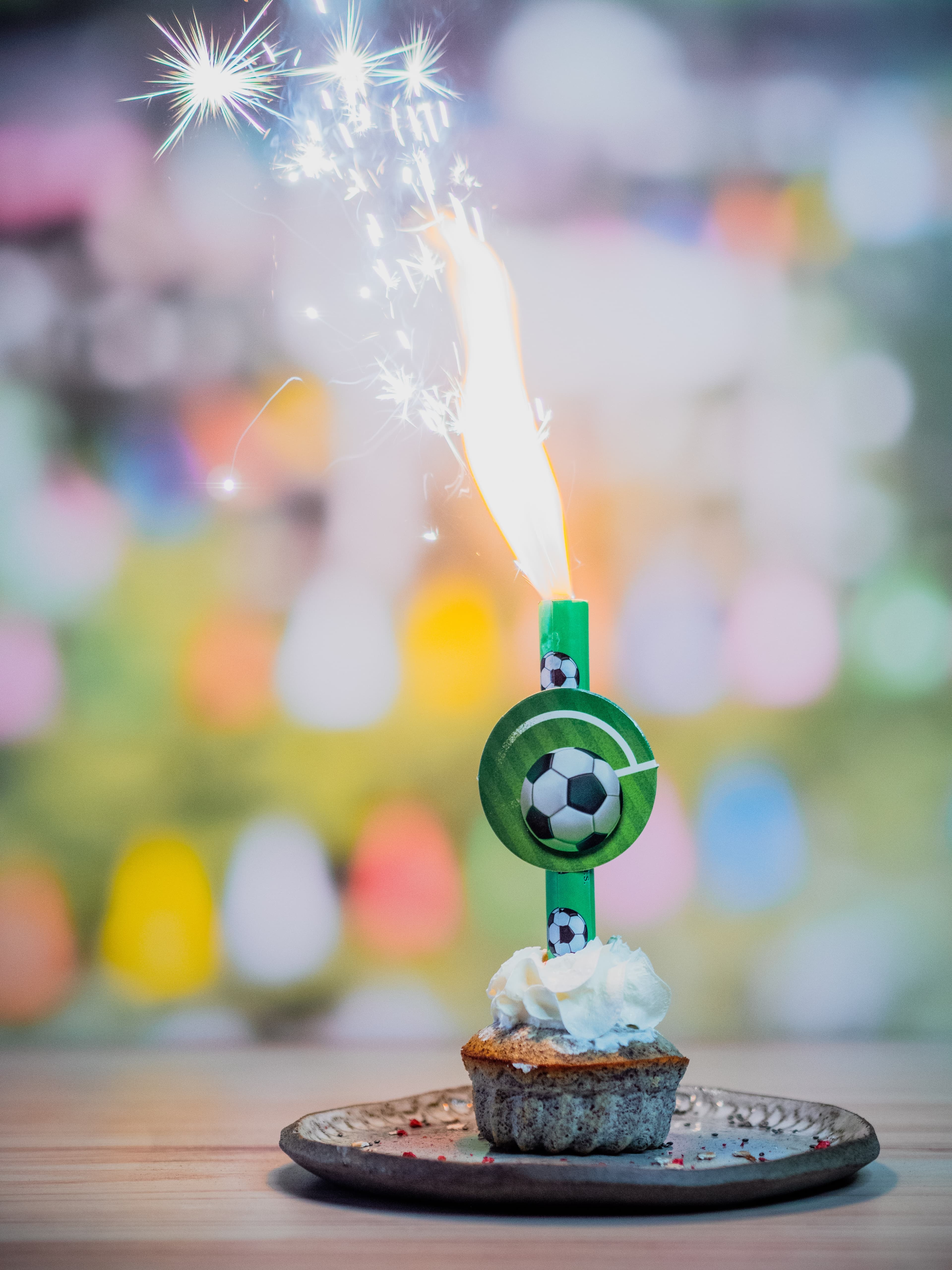 Partyfontäne Fußball Look – 1 Stück | Tortenfontäne mit Fußball-Design