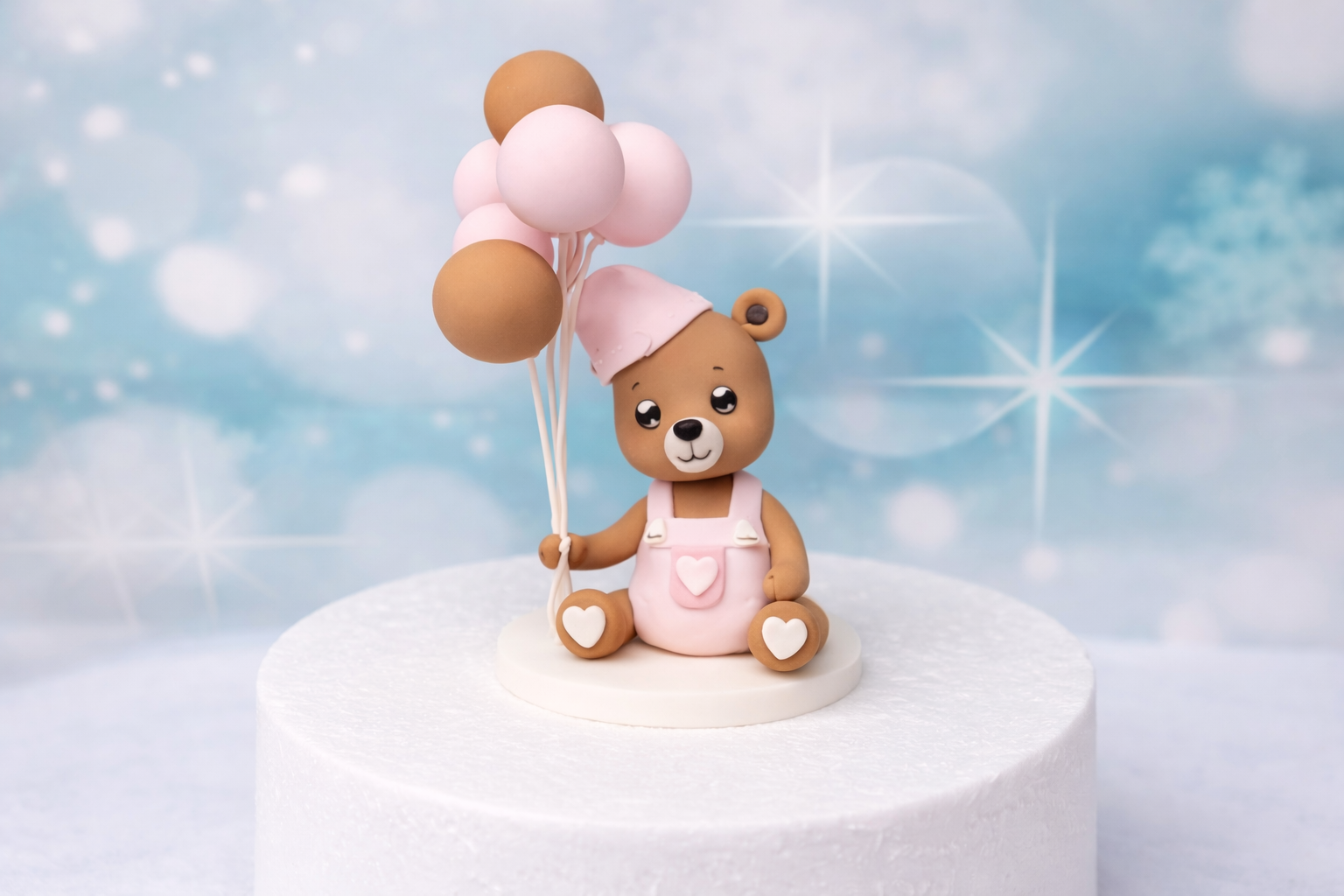Tortenfigur „Teddybär mit Ballons“ – Handgefertigte Tortendeko (ca. 16 cm)