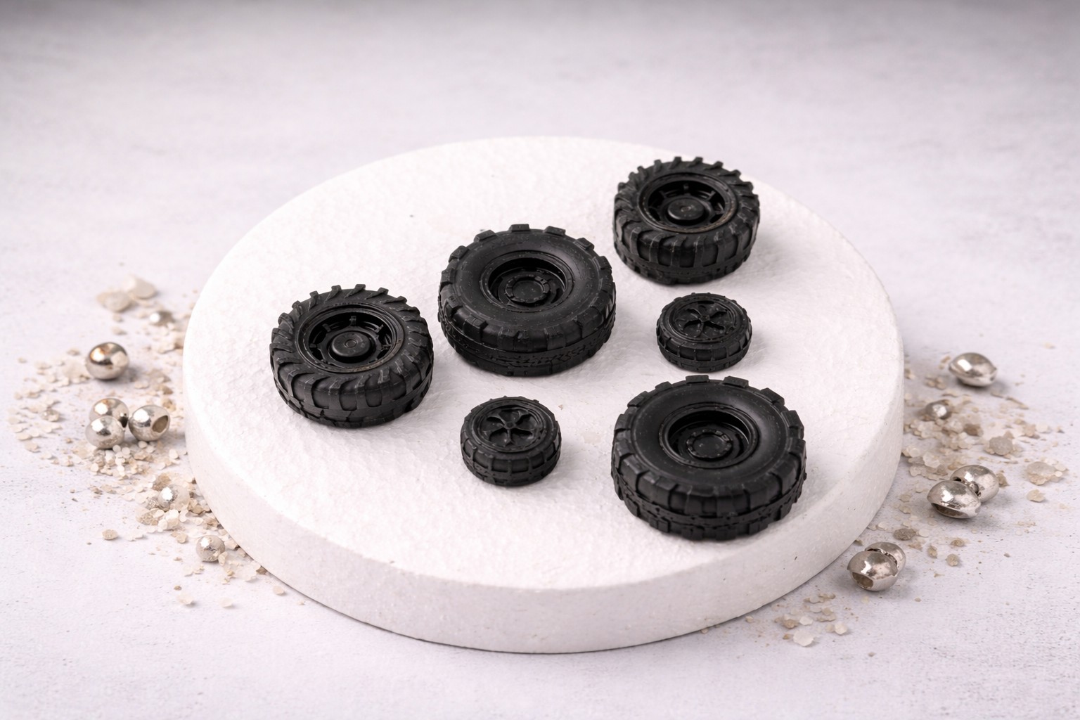 Handmodellierte Fondant Reifen als 6-teiliges Tortendekorations Set für Auto und Mechaniker Torten