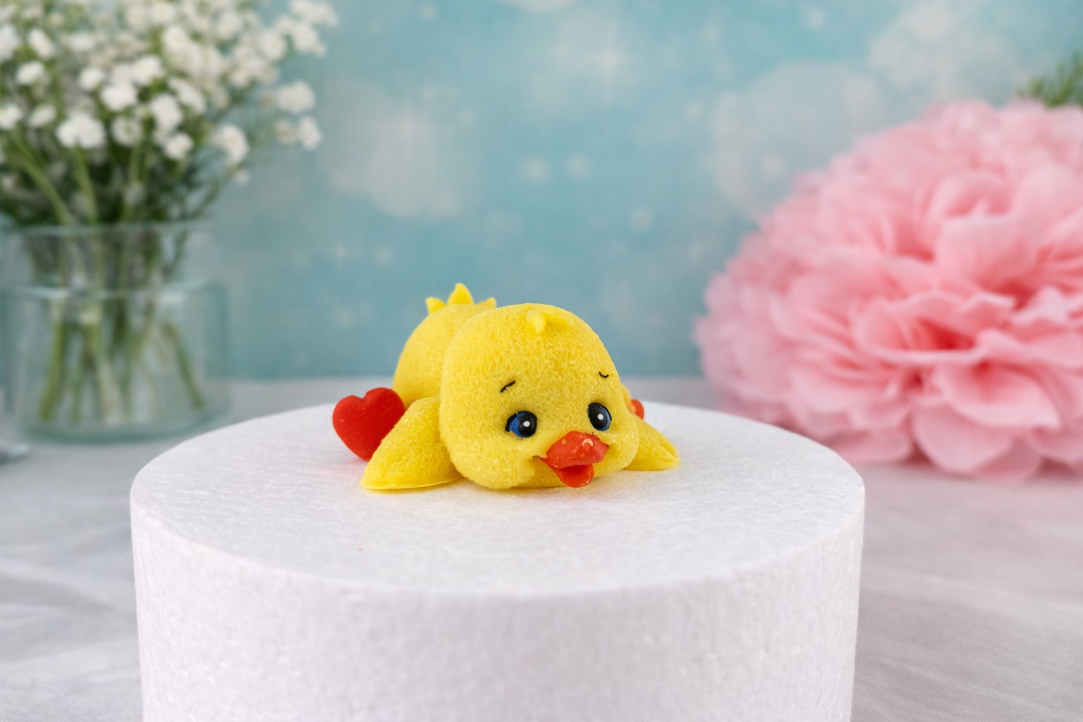 Schokoladenfigur Küken als essbare Tortendeko auf einer Torte oder einem Dessert platziert – schneller Blickfang für Ostern.