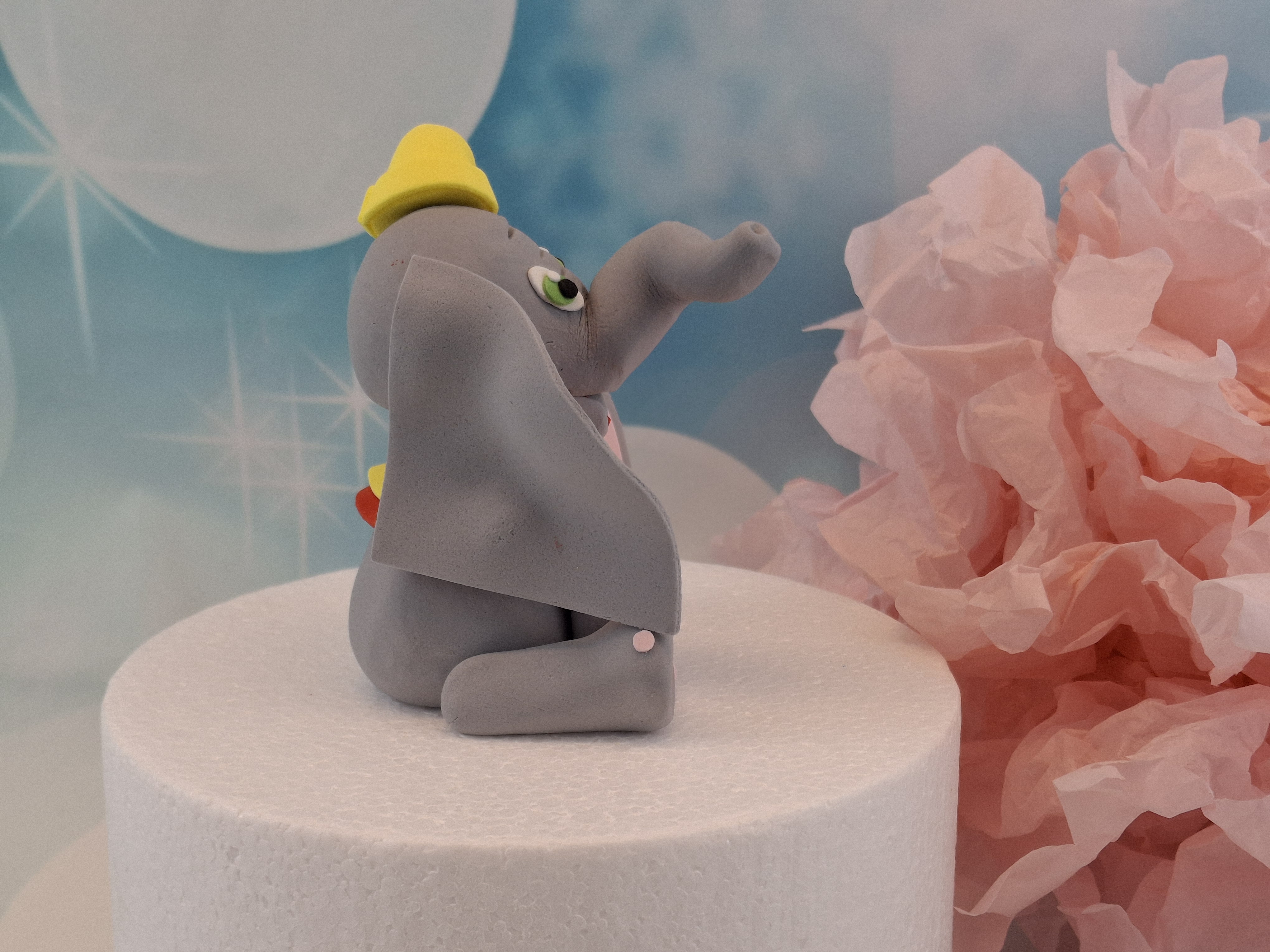 Dumbo Zirkuselefant mit gelber Mütze 
