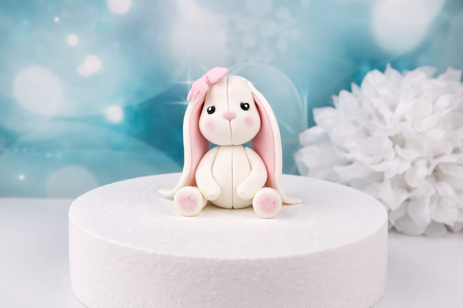 Hasenmädchen weiß – handmodellierte Tortendekoration & Cake Topper