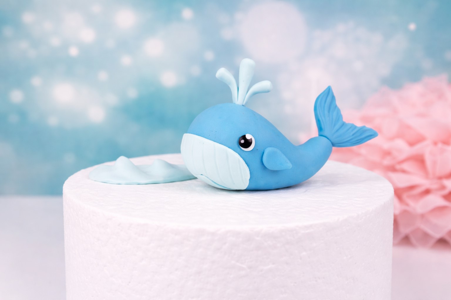 Tortenfigur Zuckerfigur Blauer Wal – Handmodelliert mit Welle