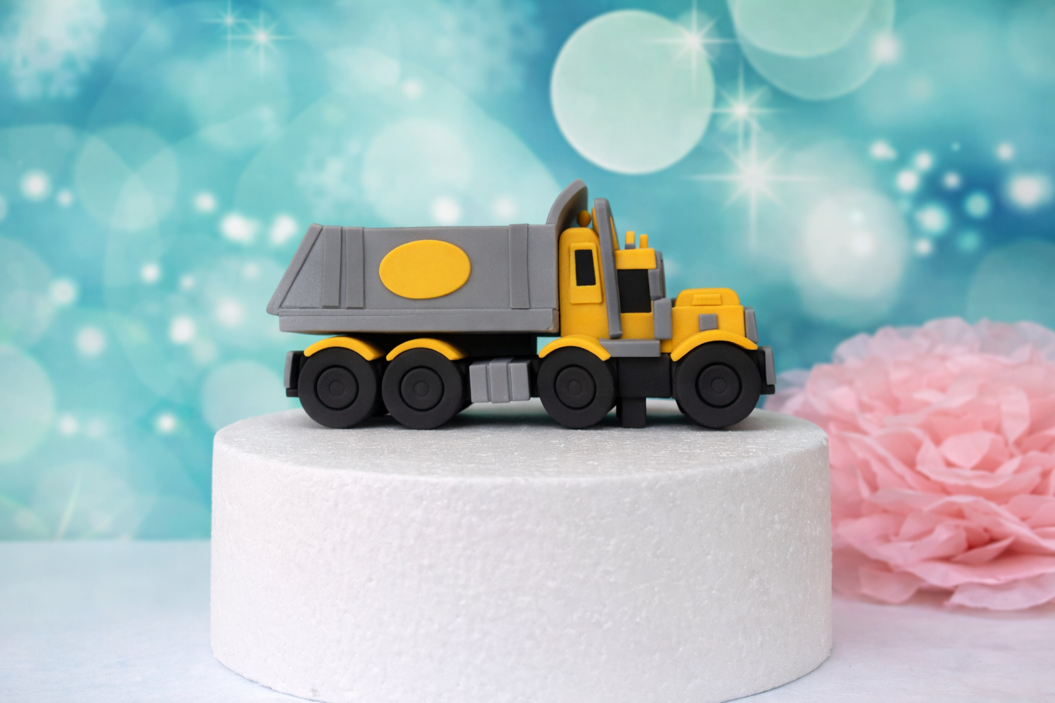 Tortenfigur LKW - Baustellenkipper – Handmodellierte Tortendeko (17,5 cm)