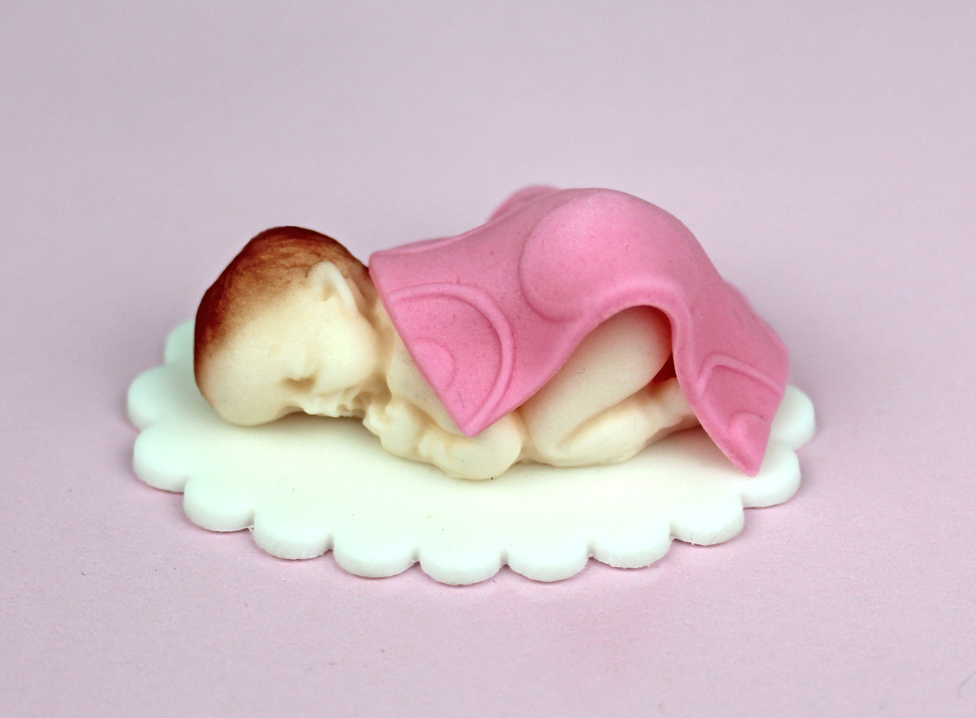 Zuckerfigur Baby mit rosa Deckchen handgemacht