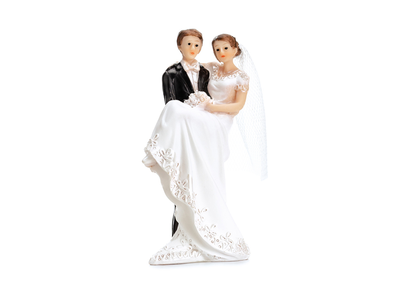 Brautpaar mit getragener Braut