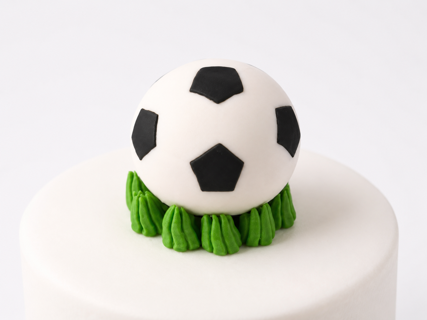 Zucker-Fußball auf Gras – ca. 6 cm – Essbar & handgefertigt