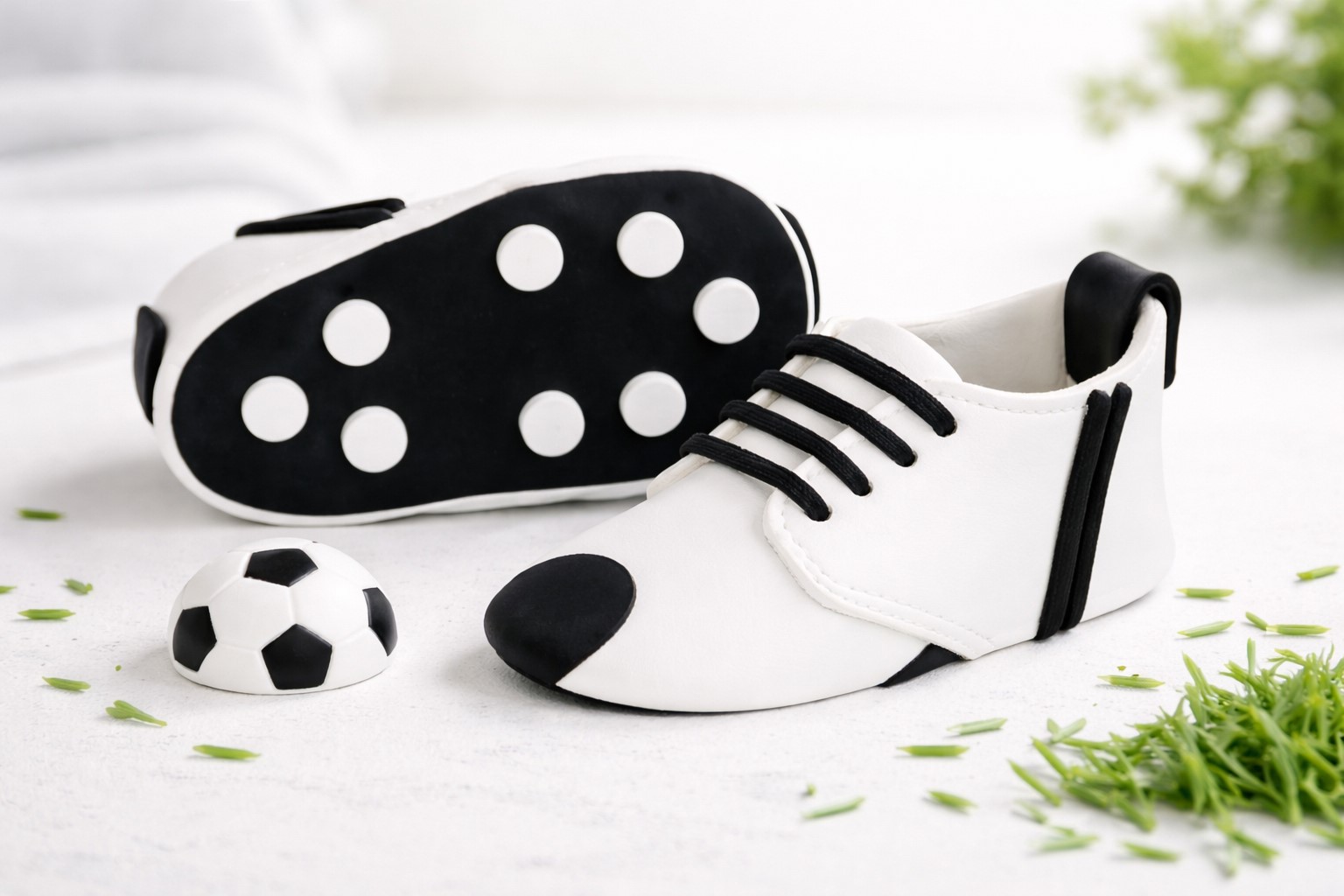 Essbare Fußballschuhe (schwarz/weiß) mit Fußball – Tortendeko Set (Paar + 1 Ball halbrund)