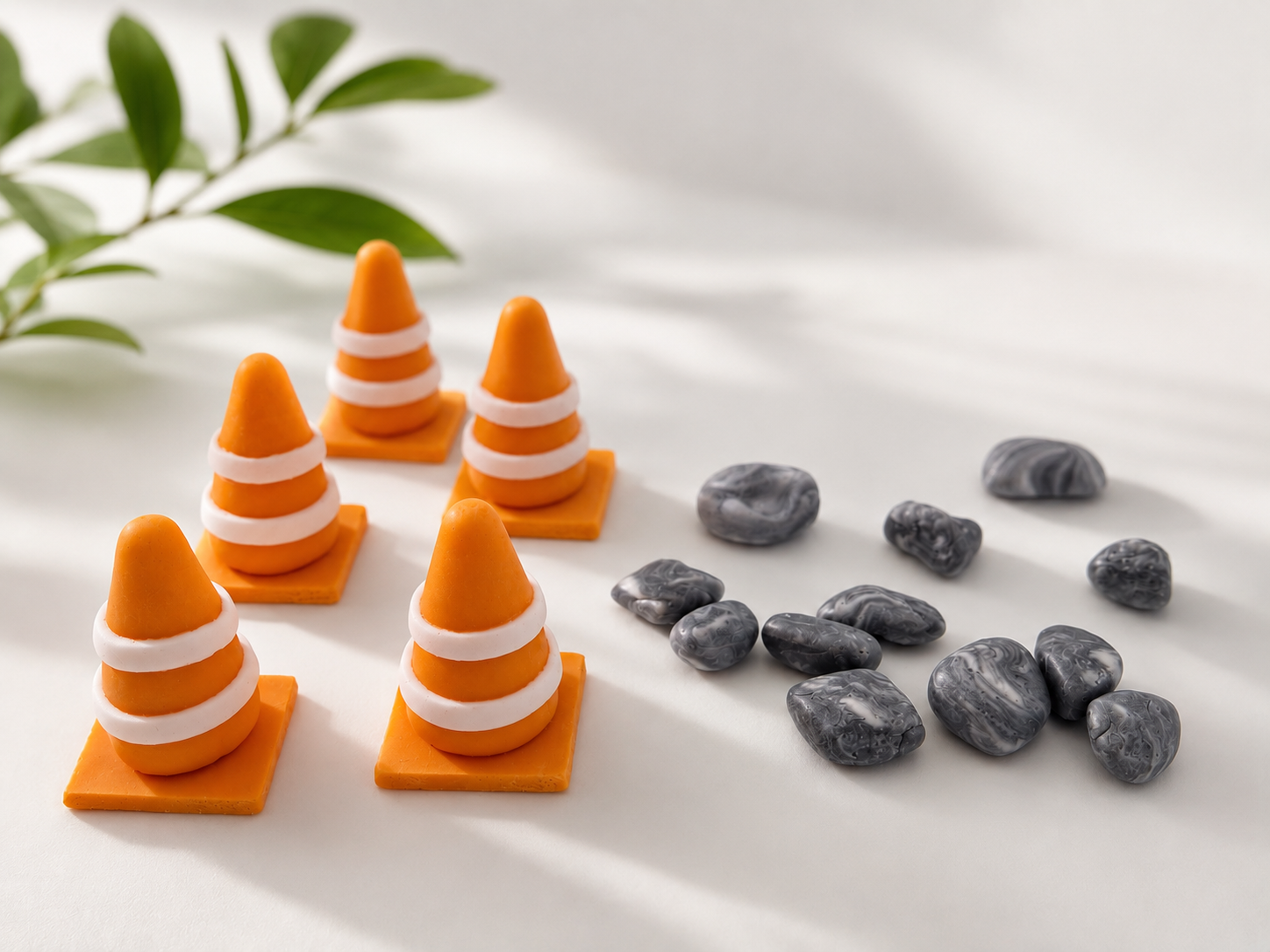 Baustellen Tortendeko Set aus Zuckermasse – 5 Verkehrskegel & 10 Steine für Torten, Kuchen und Cupcakes