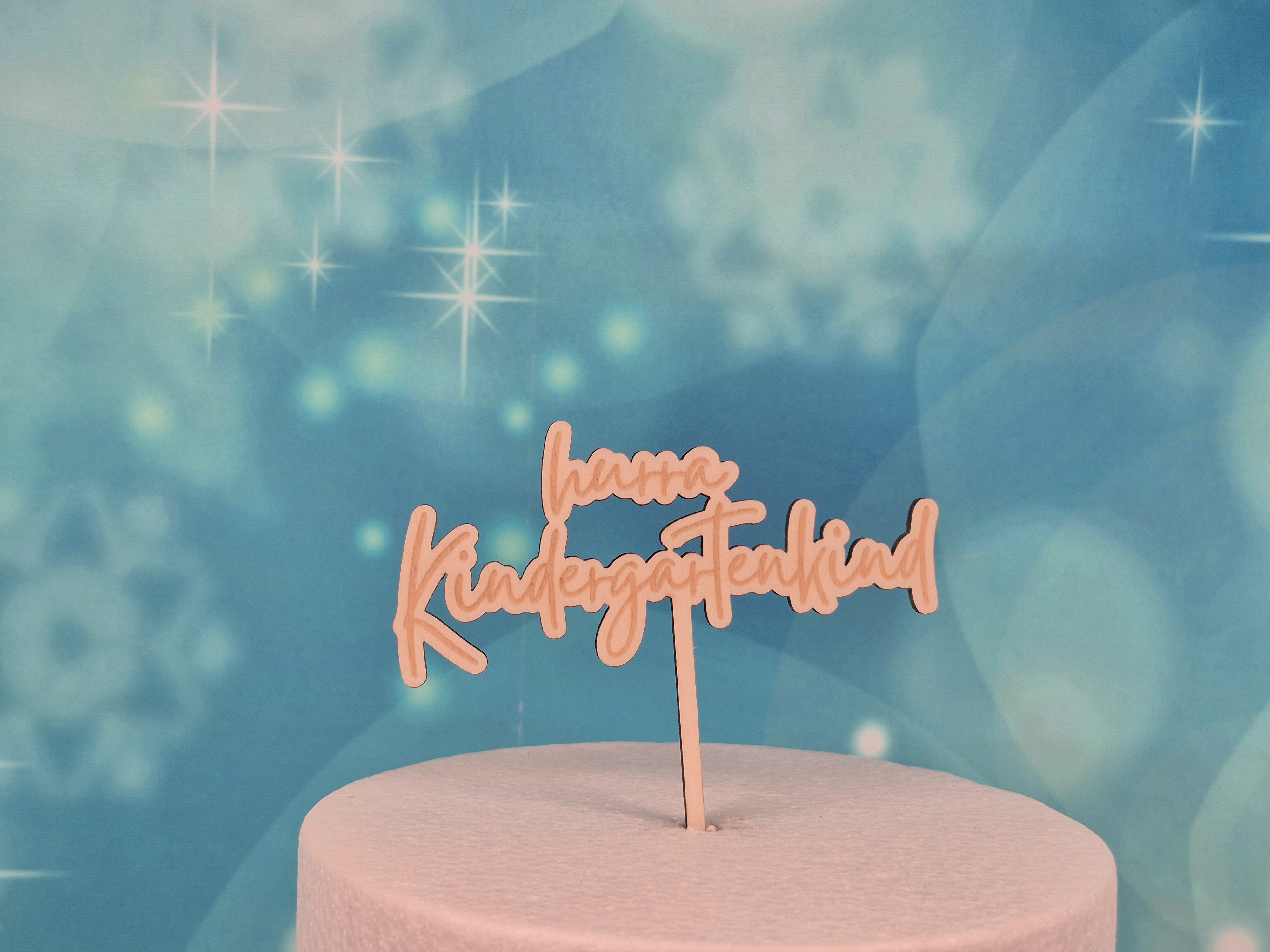 Caketopper Hurra Kindergartenkind – Holzstecker für Kindergartenkinder
