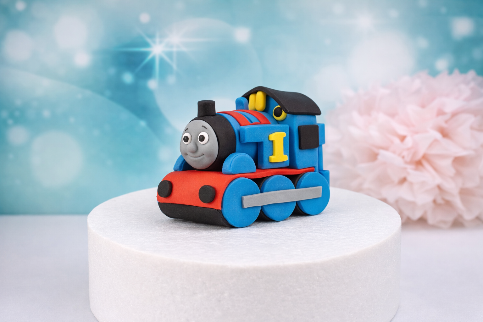 Tortenfigur Thomas die Lokomotive – handmodellierte Tortendekoration