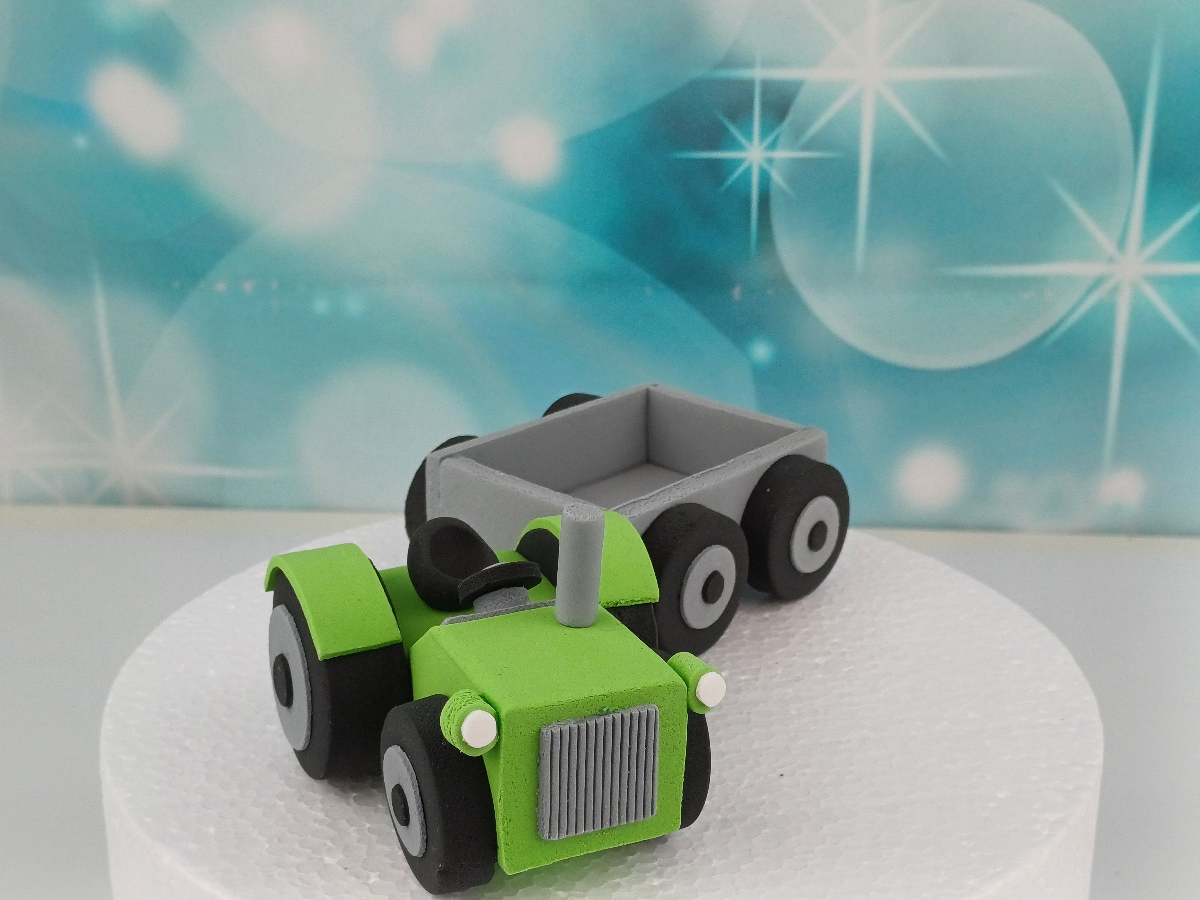 Tortenfigur Traktor mit Hänger grün