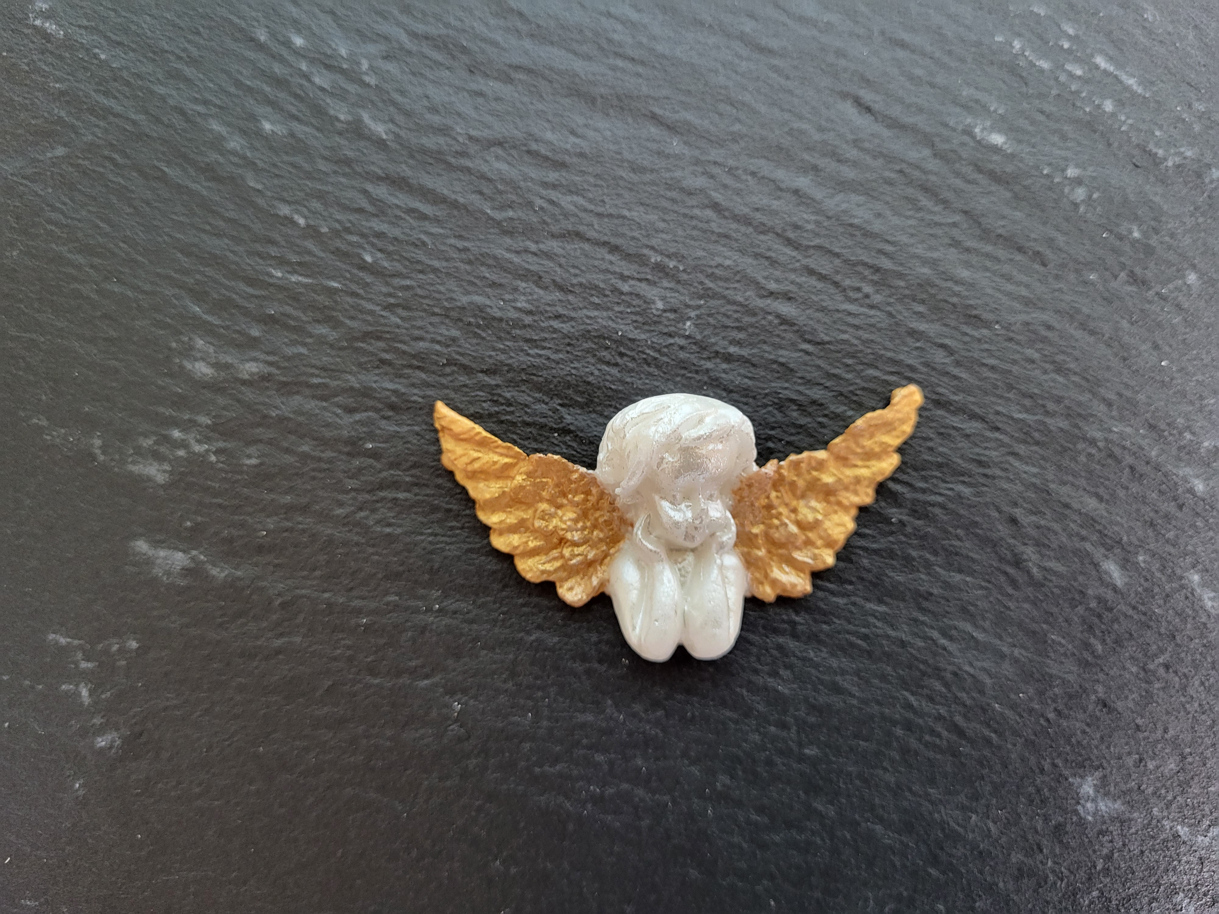 Zuckerdekoration Engel – handgefertigte Tortendeko aus Fondant (ca. 2,5 × 5,5 cm)
