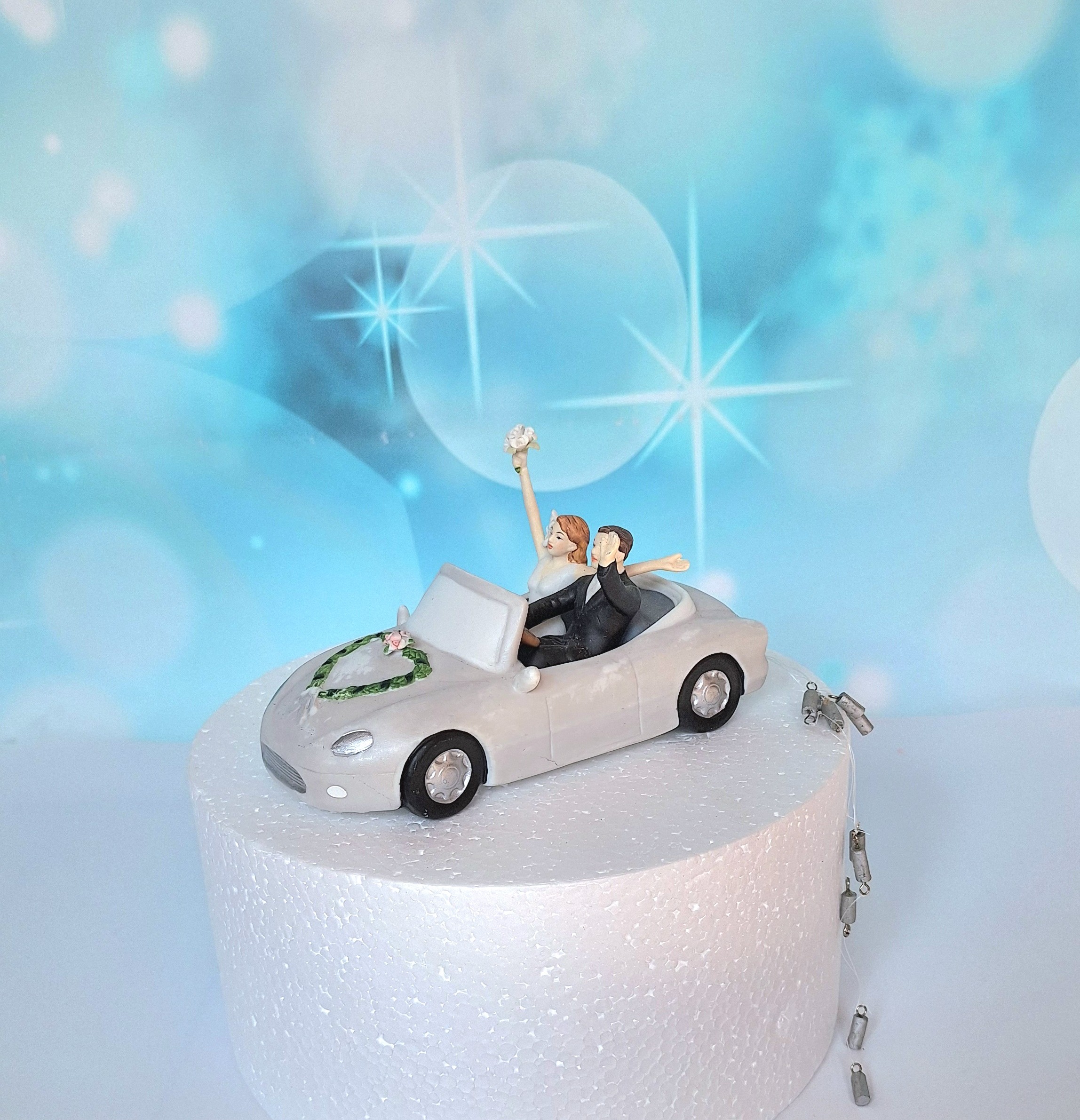 Caketopper Brautpaar im Auto