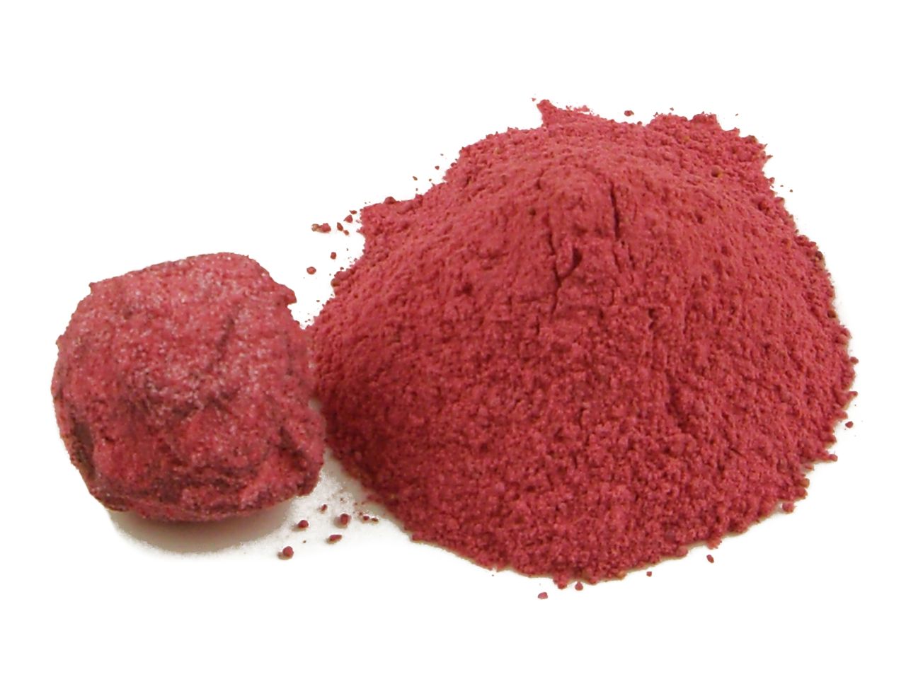 Aufgehäuftes Fruchtpulver Erdbeere – fein gemahlenes Erdbeerpulver für intensiven Erdbeergeschmack in Backwaren, Cremes und Desserts