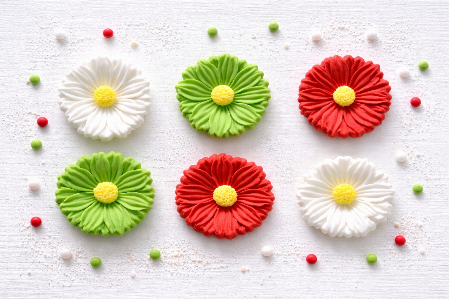 Essbare Zuckerblumen Ø 3 cm in Rot, Grün und Weiß als Tortendeko