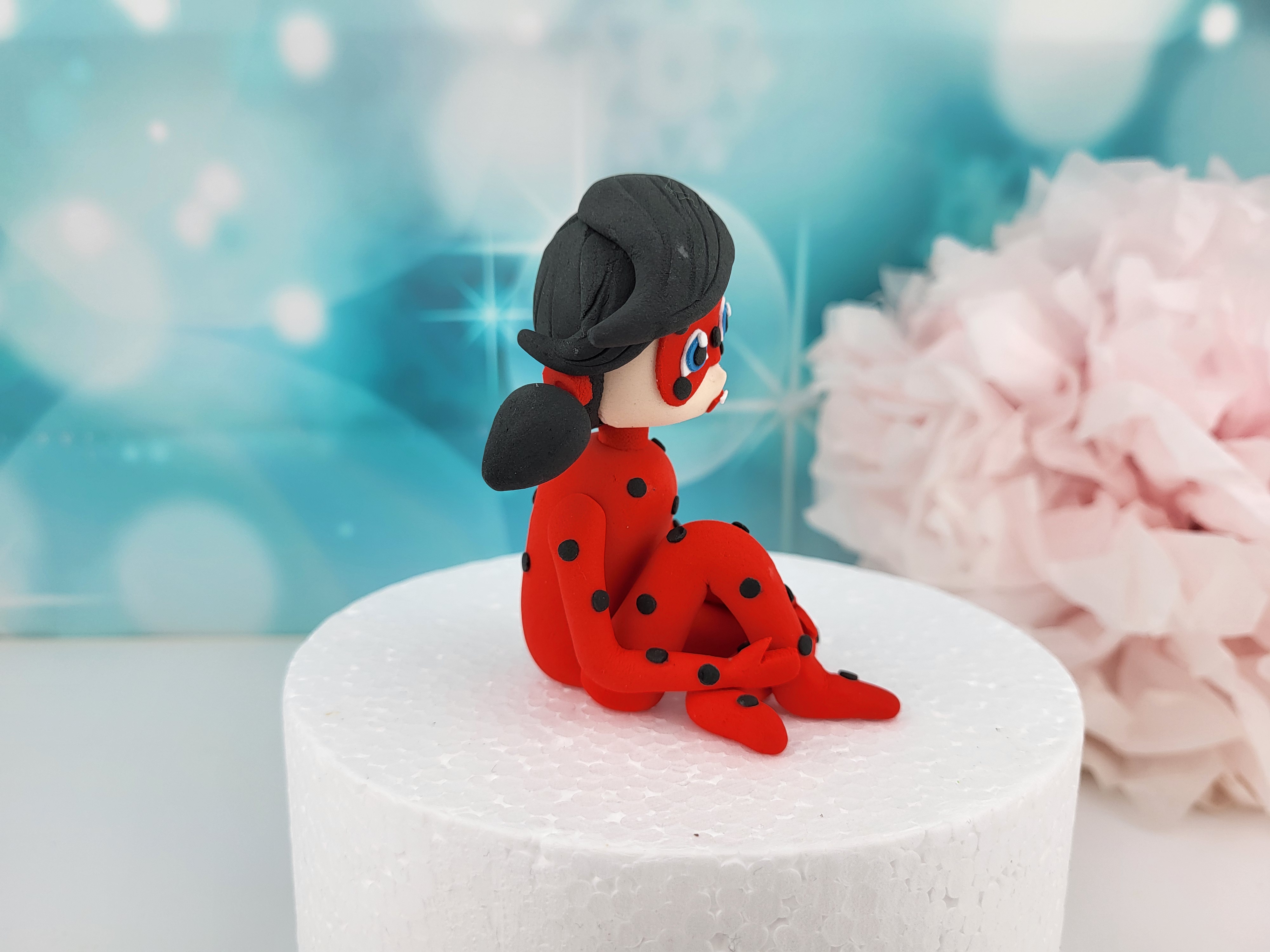 Tortenfigur wie „Sitzende Lady Bug“