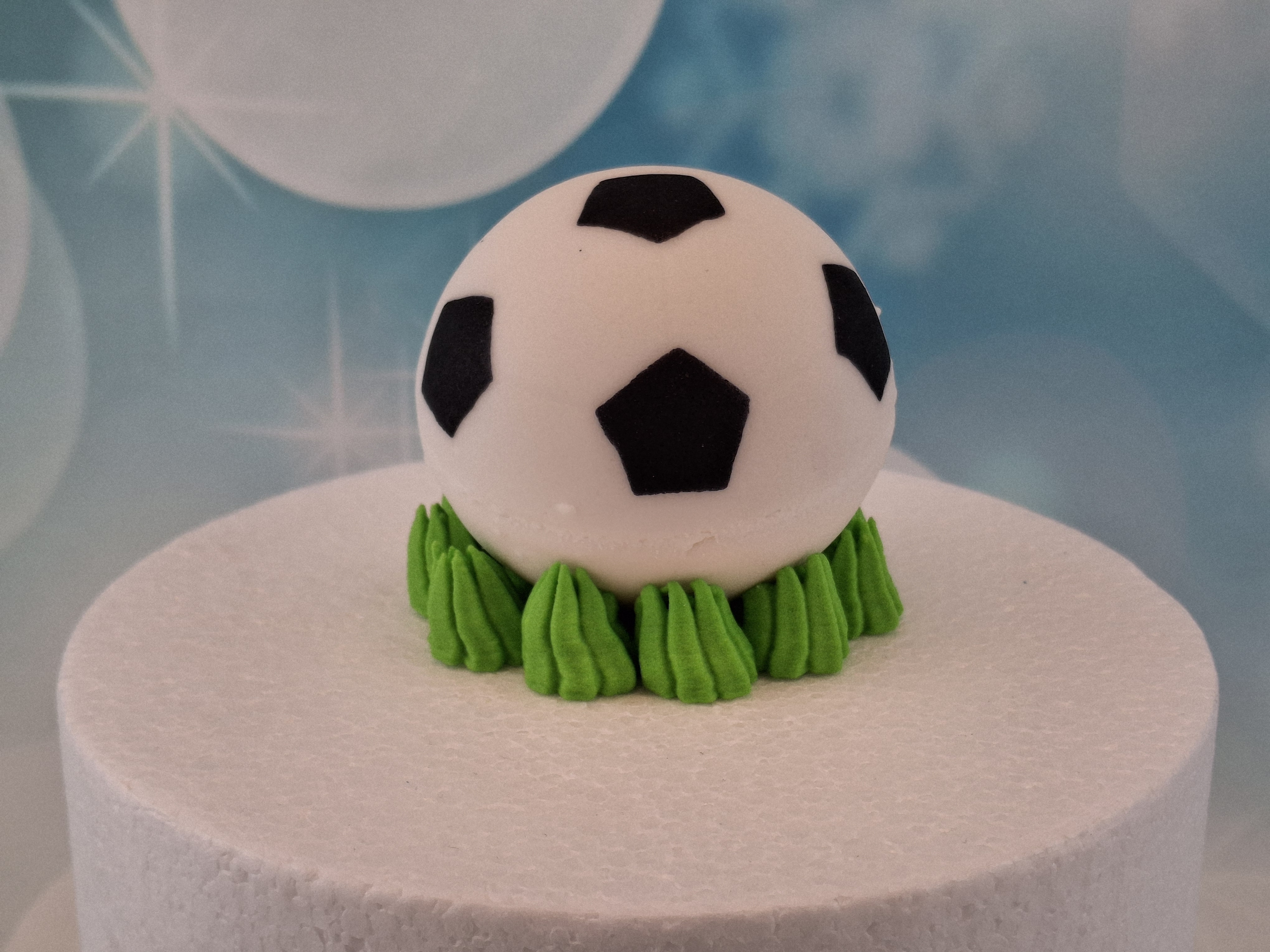 Zucker-Fußball auf Gras – ca. 6 cm – Essbar & handgefertigt