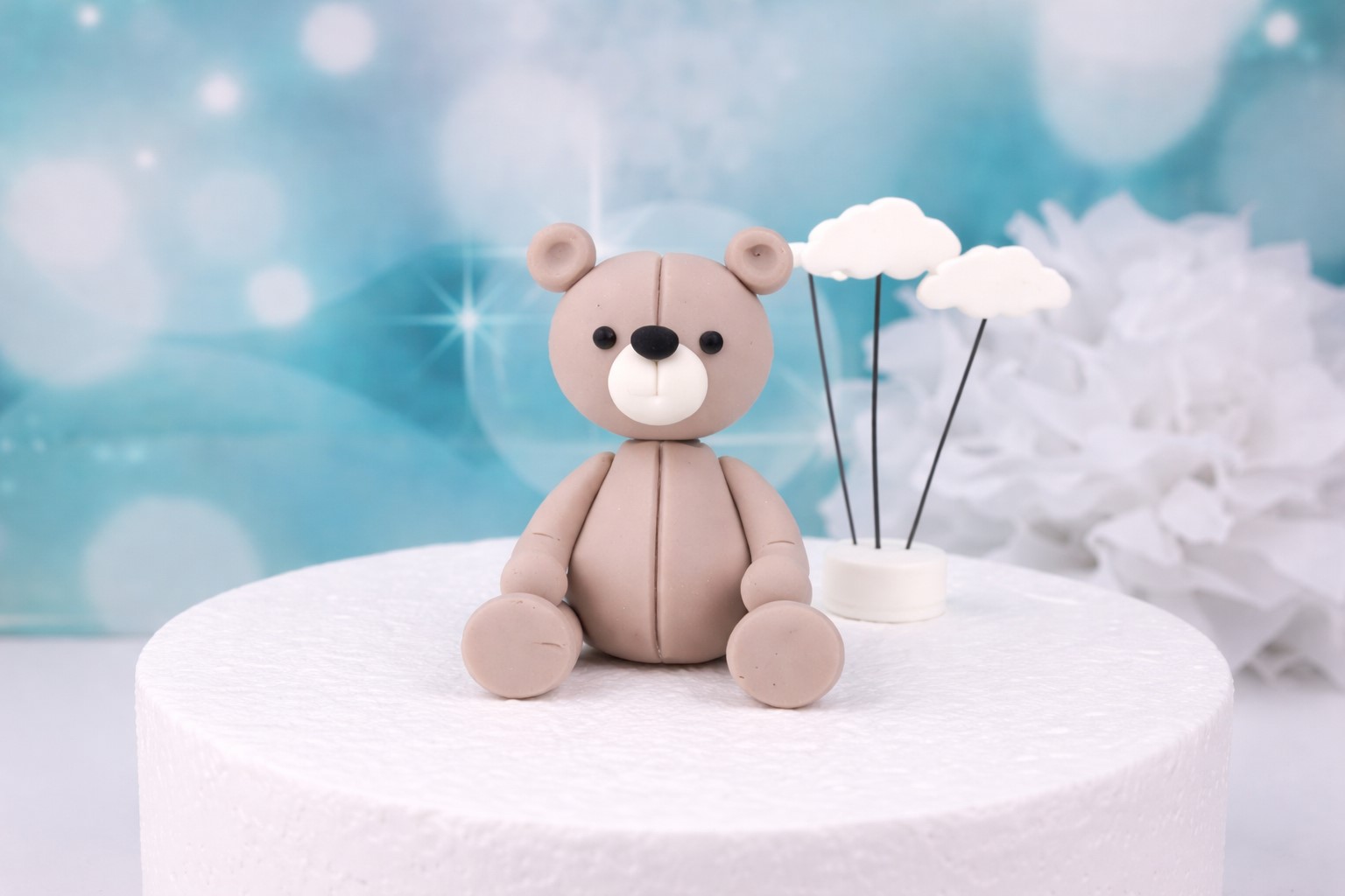 Bär mit Wolken handmodelliert    