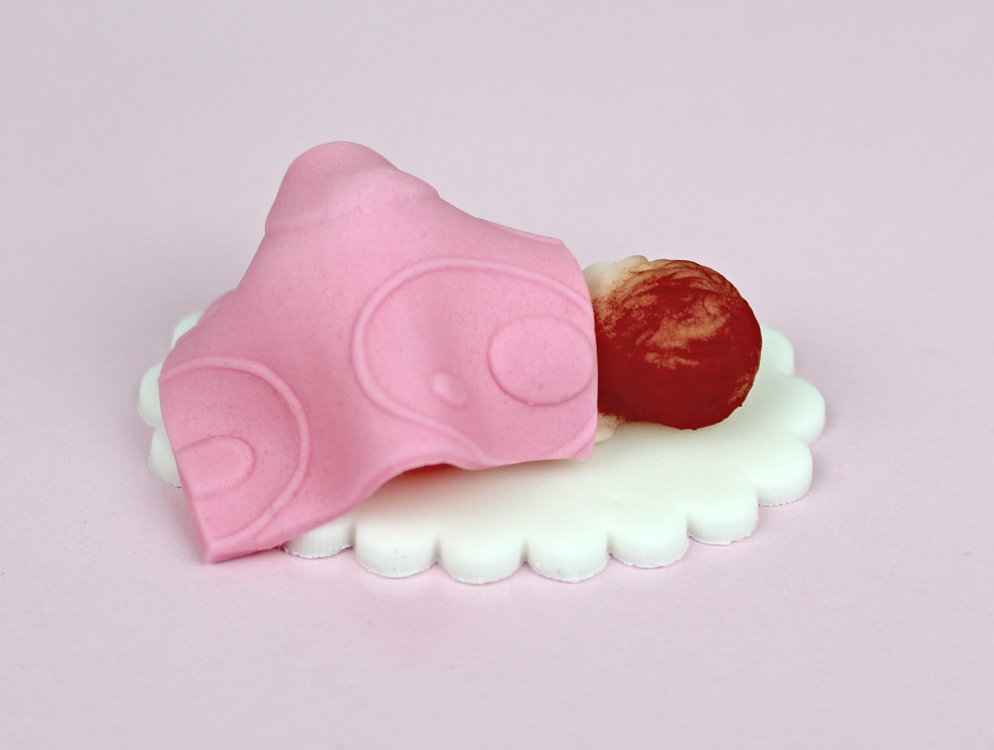 Zuckerfigur Baby mit rosa Deckchen handgemacht