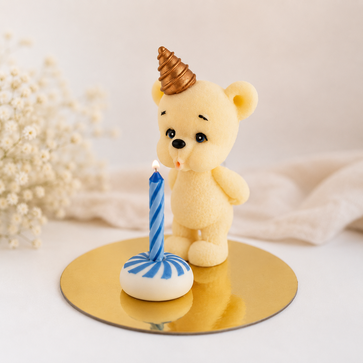 Schokoladenfigur „Bär mit Torte und Kerze“ – Weiße Schokolade