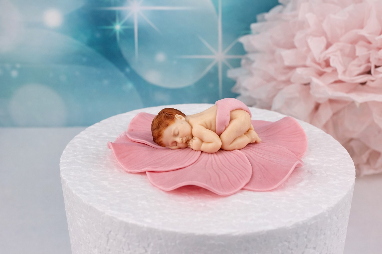 Essbare Zuckerfigur „Baby rosa“ – handgefertigte Tortendeko (ca. 11 cm)