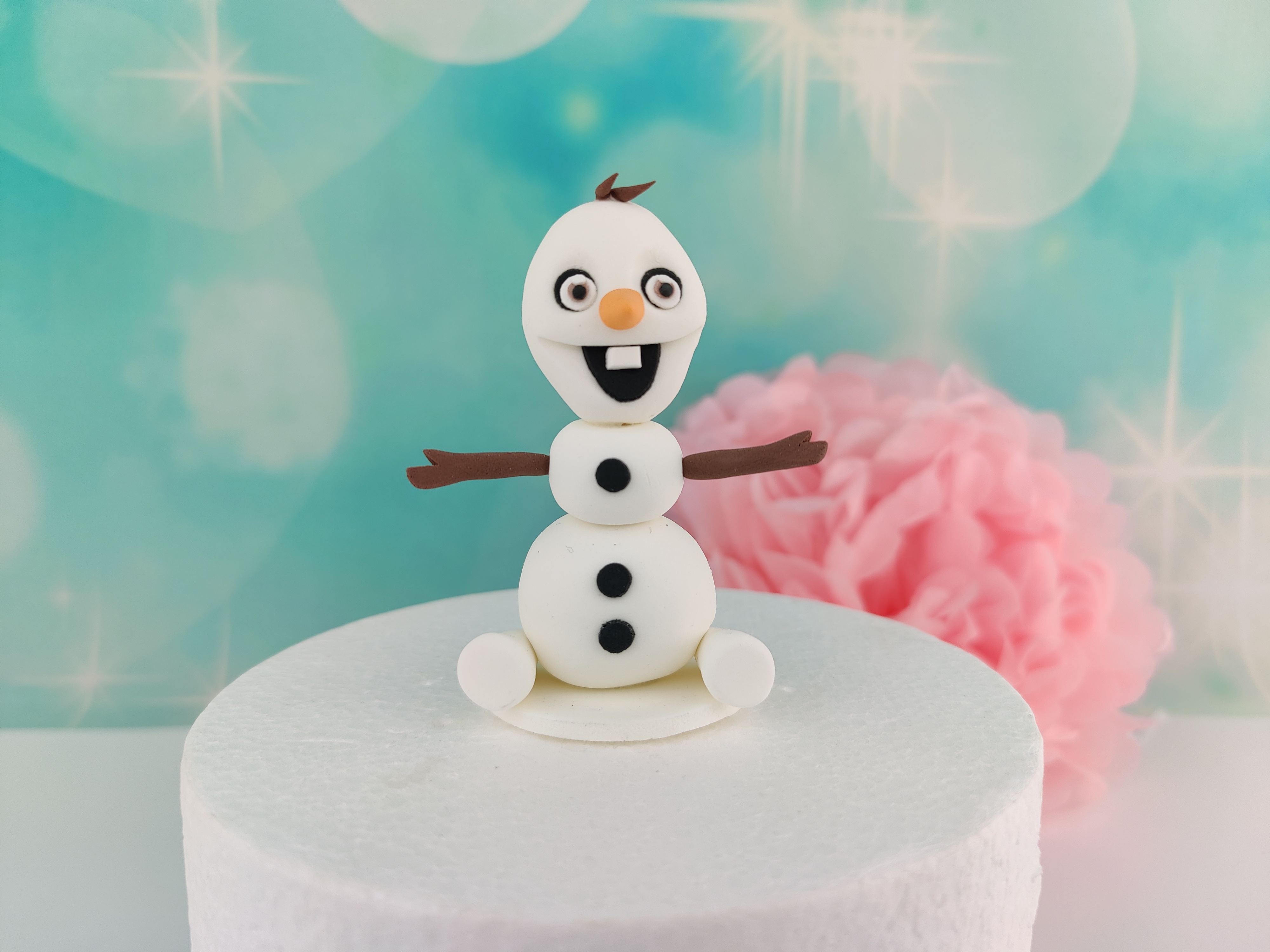 Tortenfigur Olaf als Tortendeko Figur, aus fester Zuckermasse gefertigt und daher nicht zum Verzehr geeignet, ca. 8 cm.