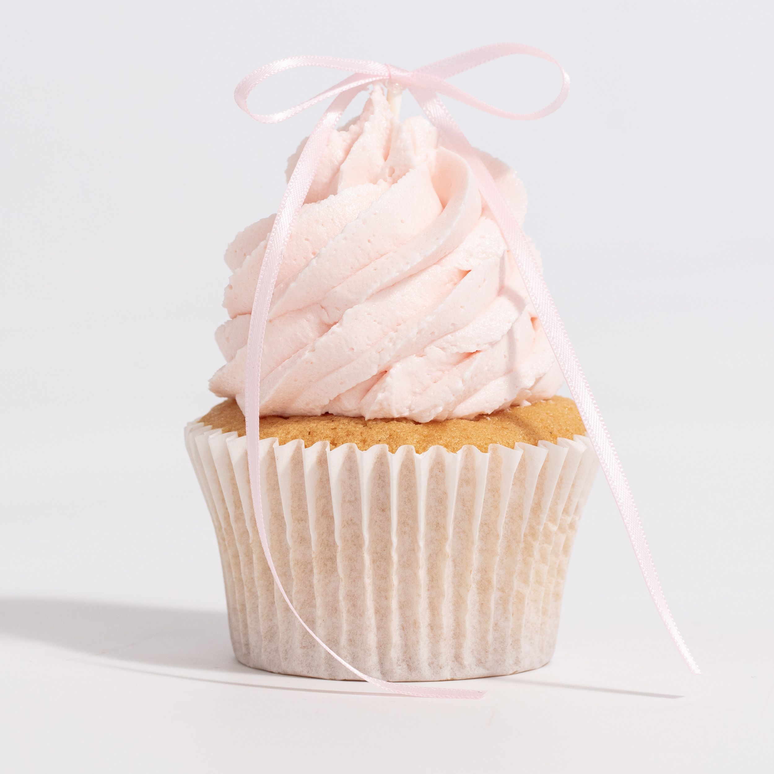 Torte dekoriert mit rosa PME Ribbon Bow Toppers in eleganter Satinoptik