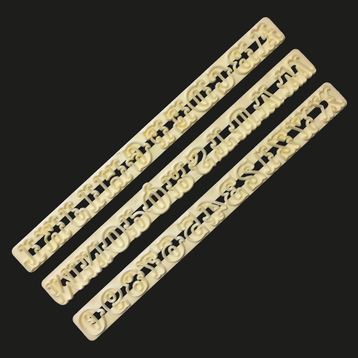 FMM Alphabet & Numbers Ausstecherleiste „Carnival“ – Buchstaben & Zahlen für Fondant/Marzipan