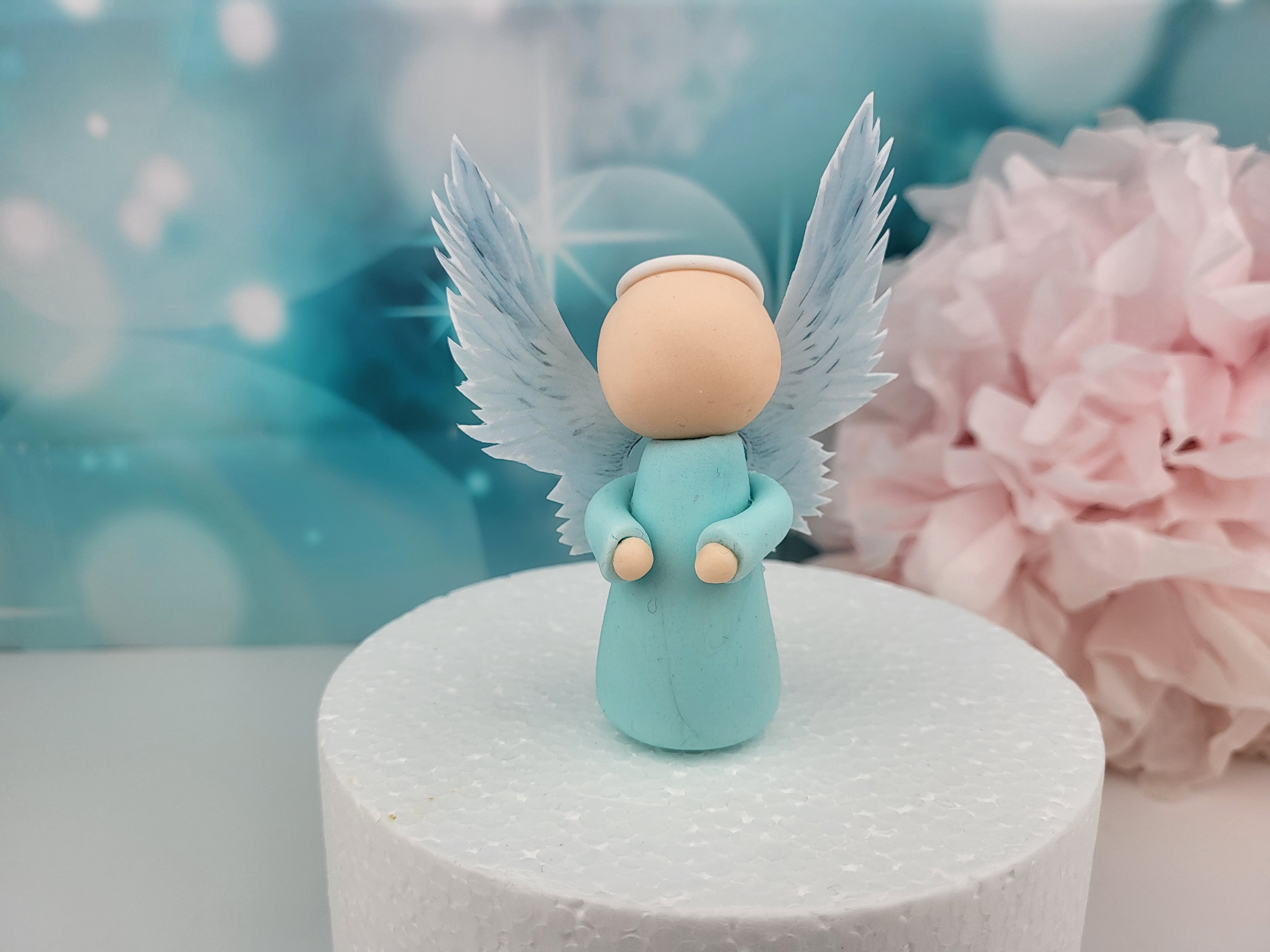 Engel hellblau handmodelliert