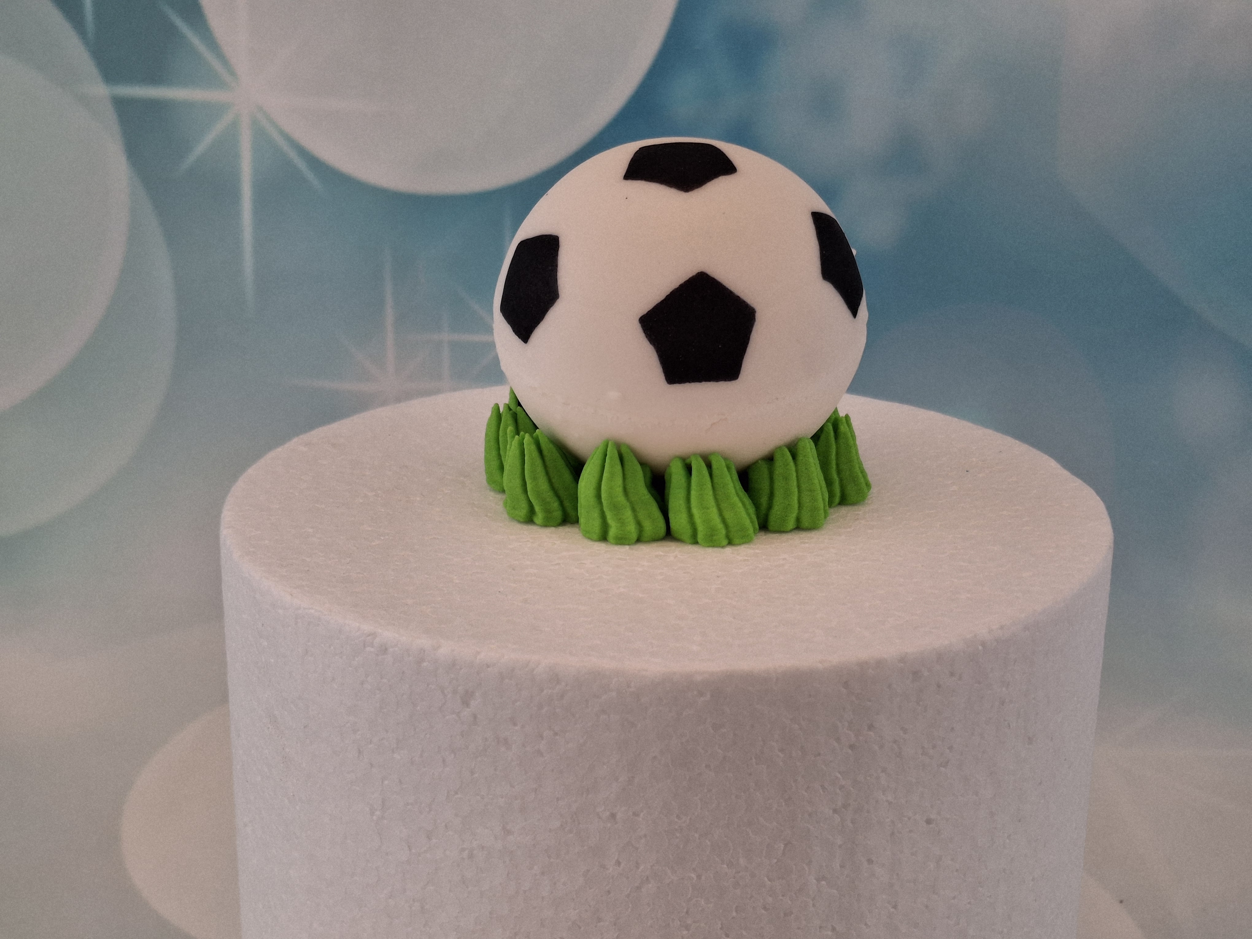 Zucker-Fußball auf Gras – ca. 6 cm – Essbar & handgefertigt