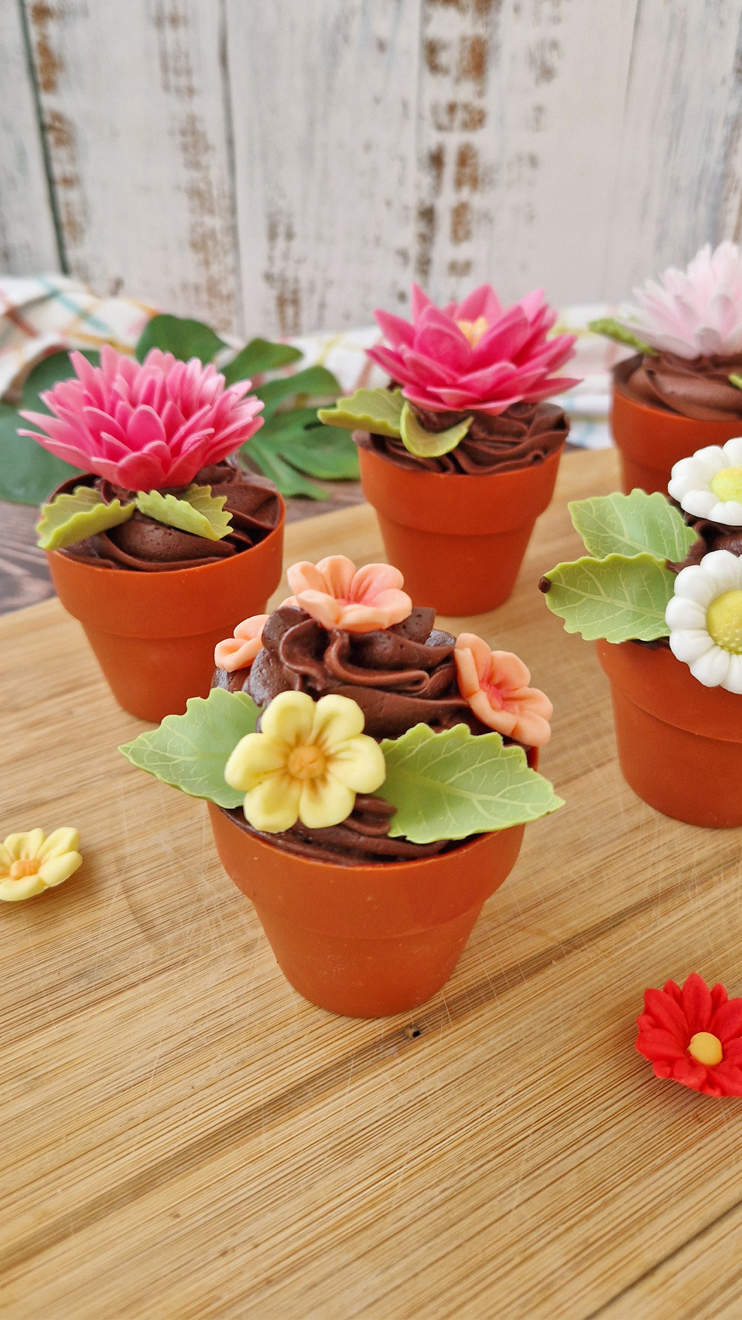 🪴 Essbare Blumentöpfe aus Schokolade – Cupcake & Cake Deko (VE 14 Stück)