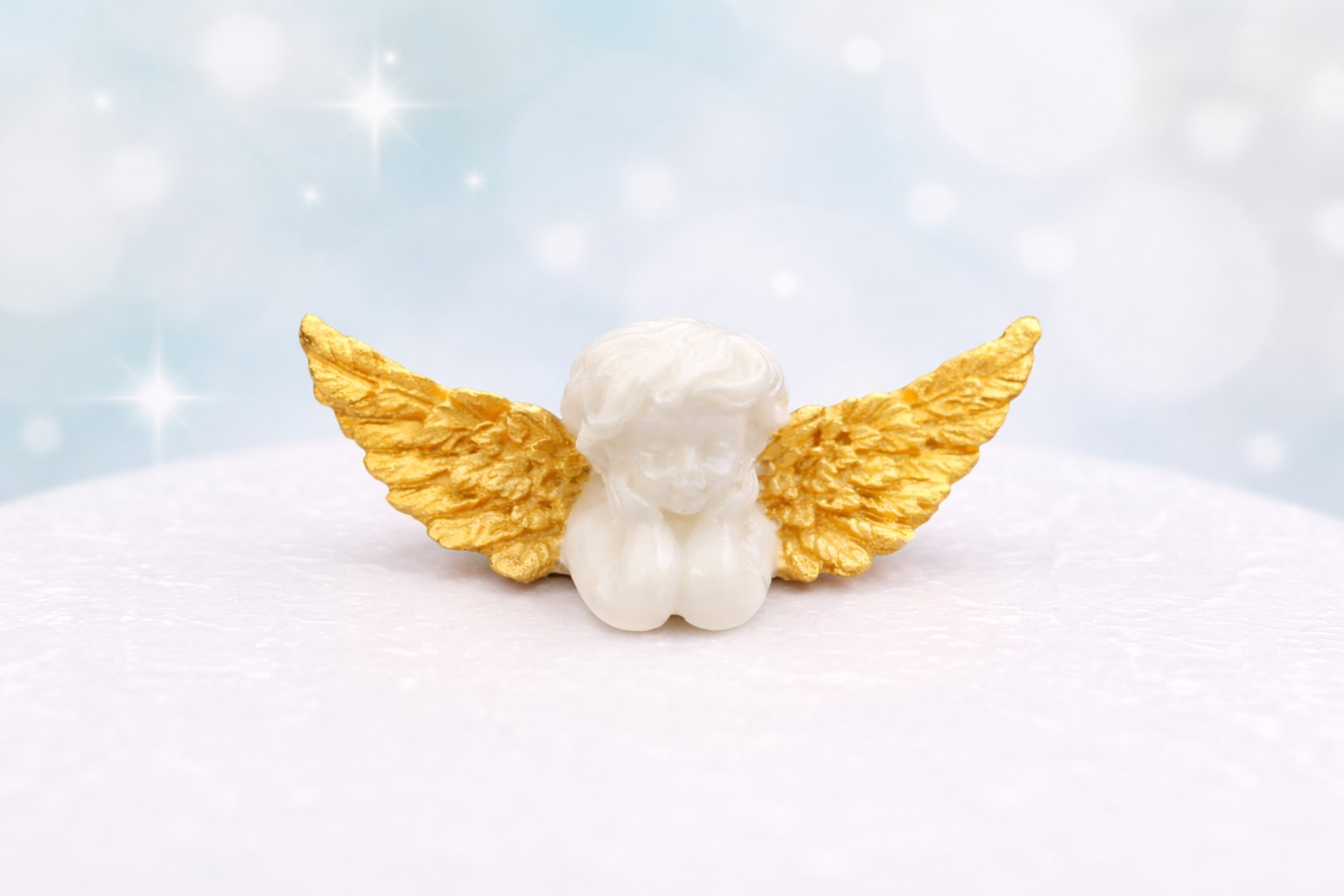 Zuckerdekoration Engel – handgefertigte Tortendeko aus Fondant (ca. 2,5 × 5,5 cm)