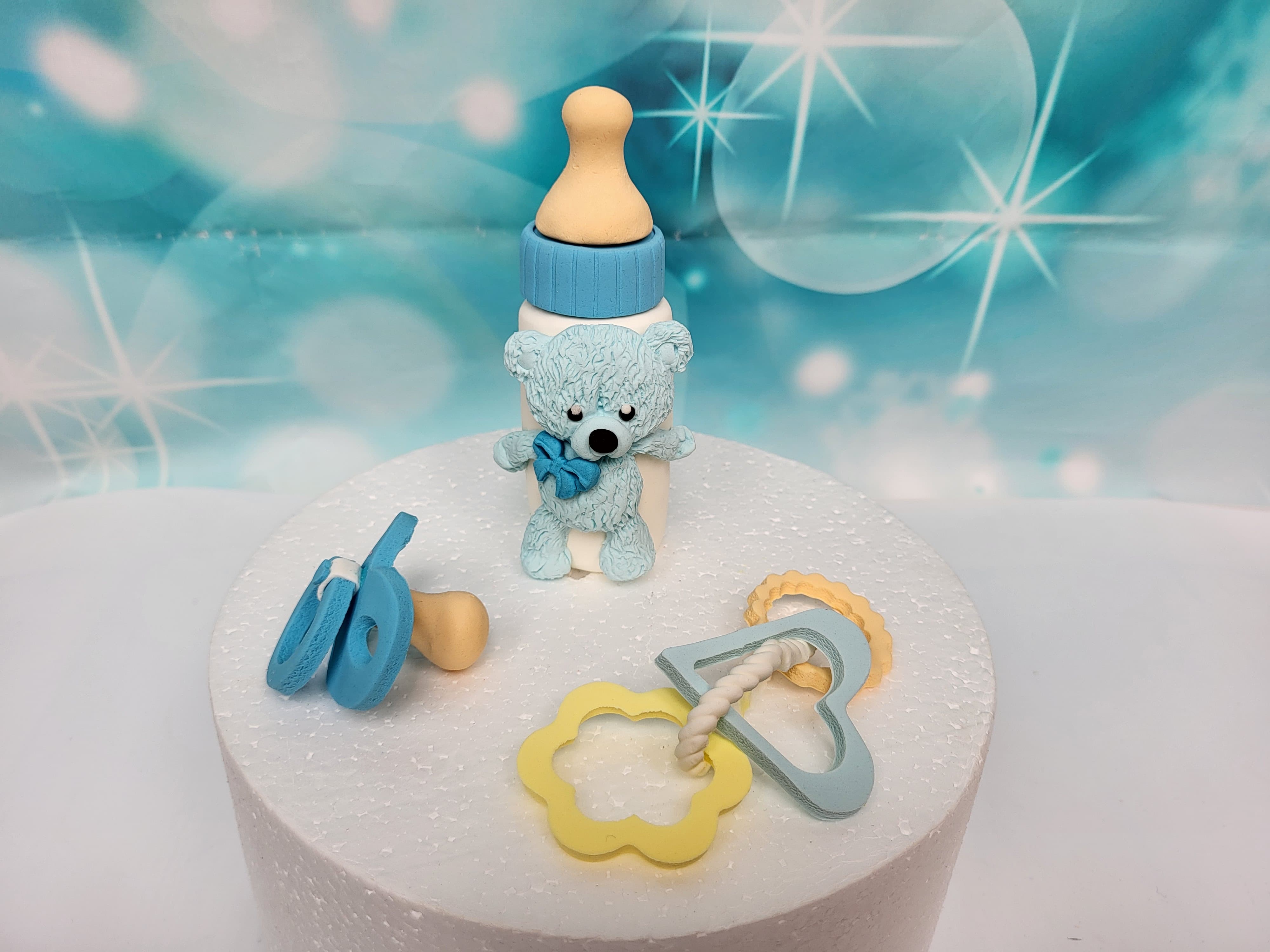 Baby-Deko Set für Torten – Fläschchen, Schnuller & Spielzeug aus Zuckermasse Baby-Deko Set für Torten – Fläschchen, Schnuller & Spielzeug aus Zuckermasse