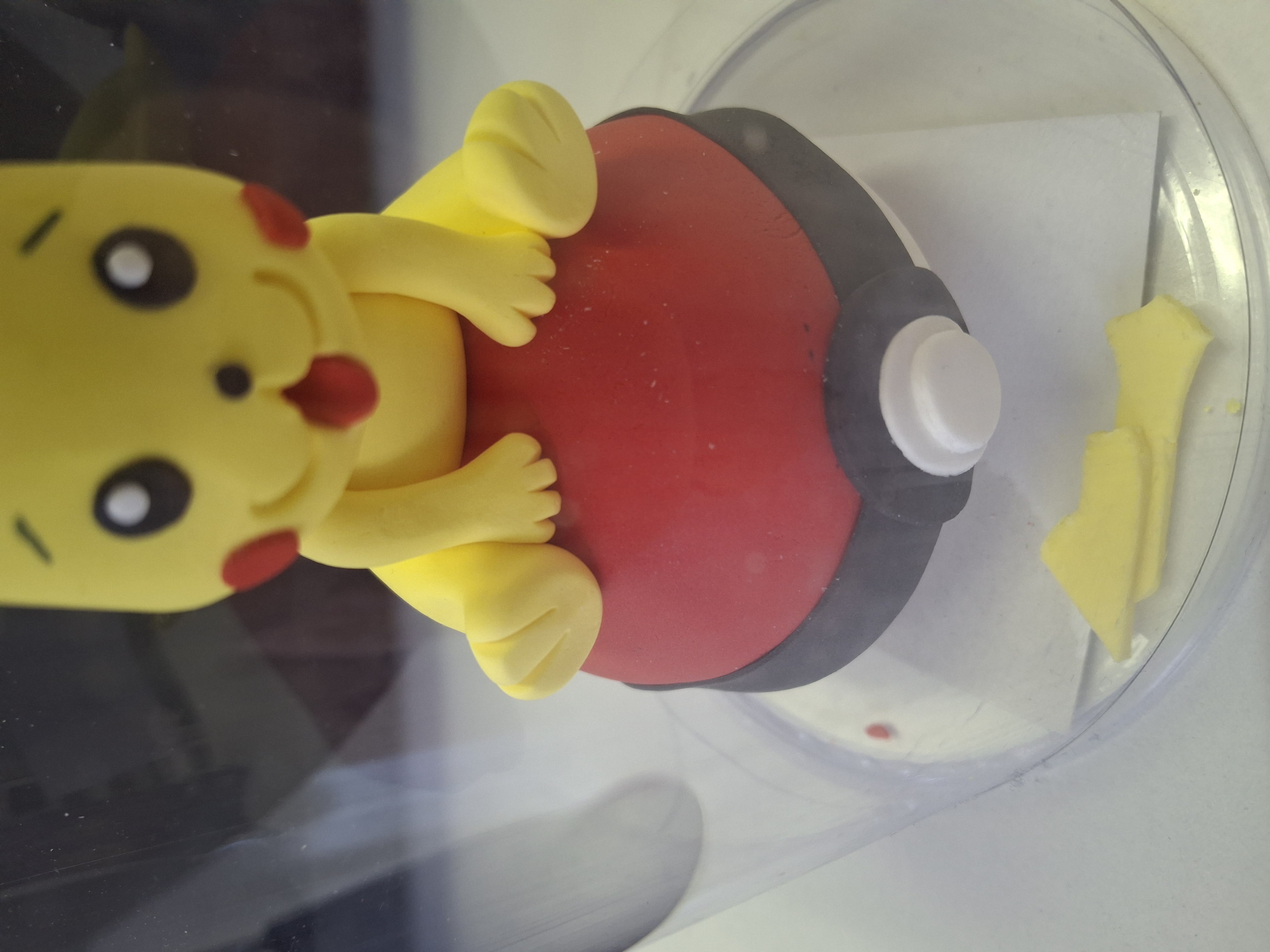 Pokémon Pikachu auf Pokéball XXL Schwanz gebrochen