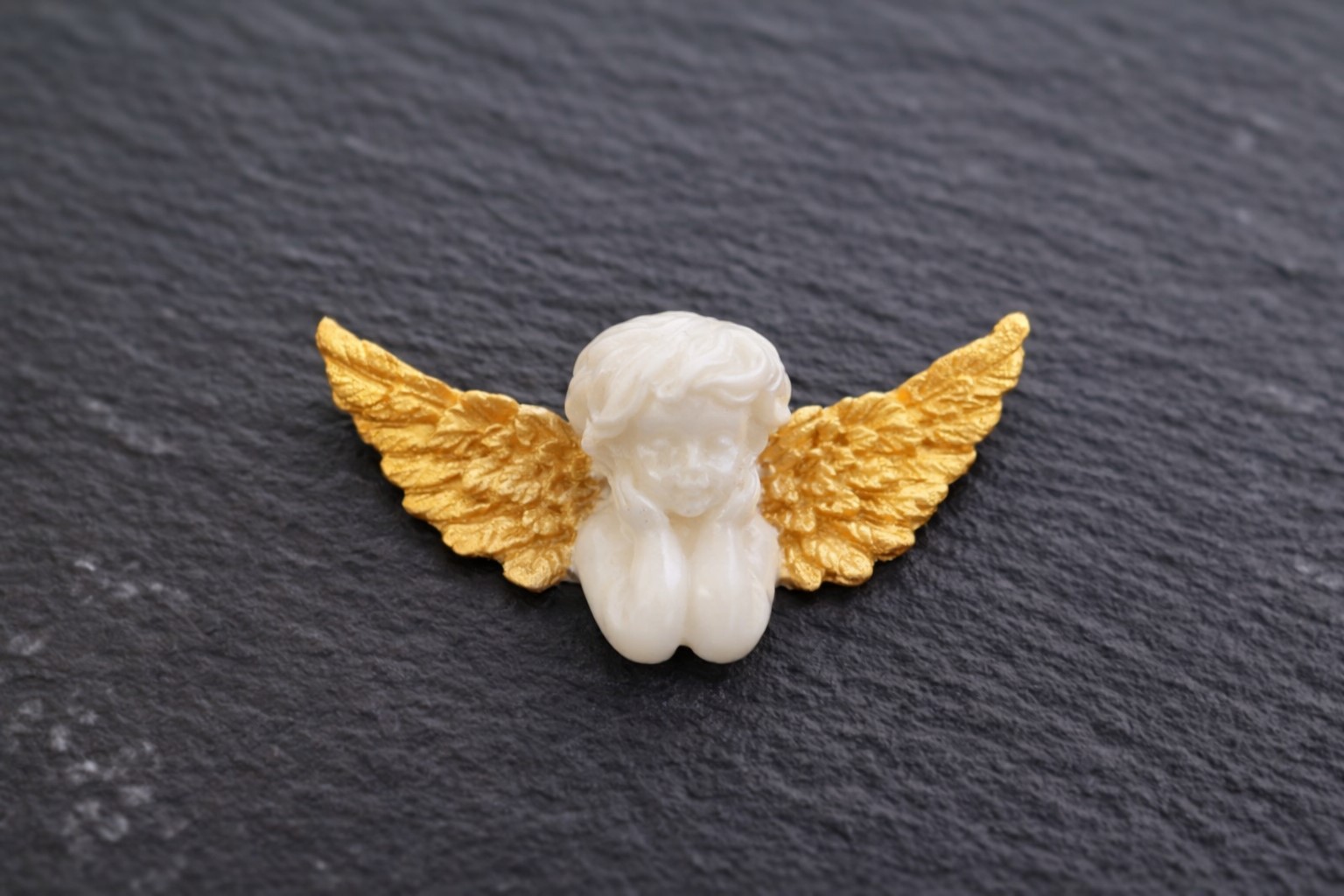 Zuckerdekoration Engel – handgefertigte Tortendeko aus Fondant (ca. 2,5 × 5,5 cm)