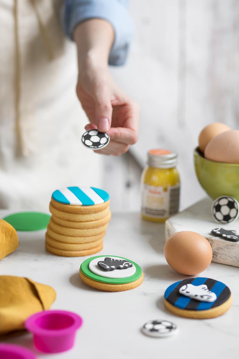 Zuckerdekoration Fußball – 6-tlg. Zuckerdeko für Torten, Cupcakes & Kekse