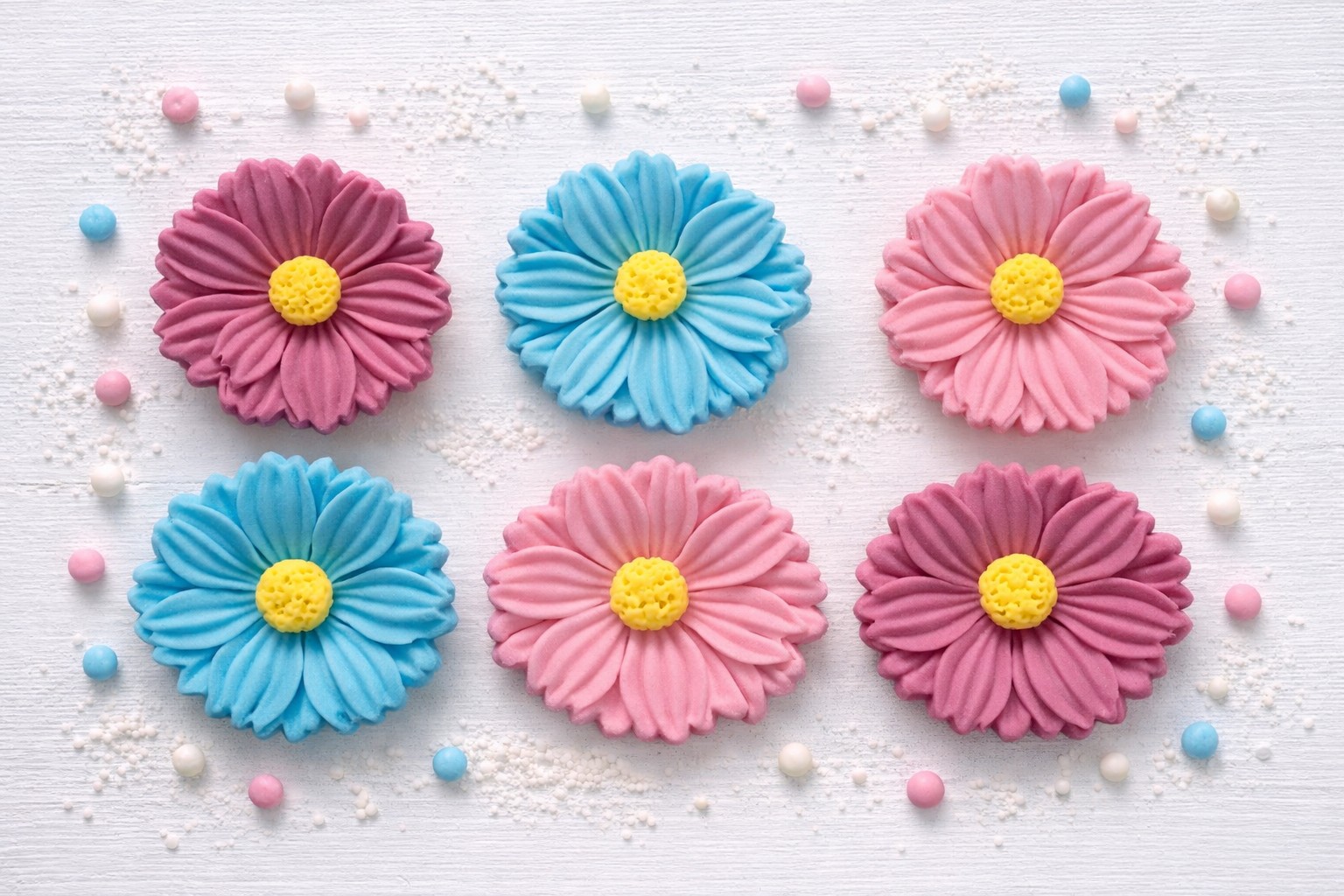 Essbare Zuckerblumen Ø 3 cm im Pastell Mix in Rosa, Blau und Lila als Tortendeko